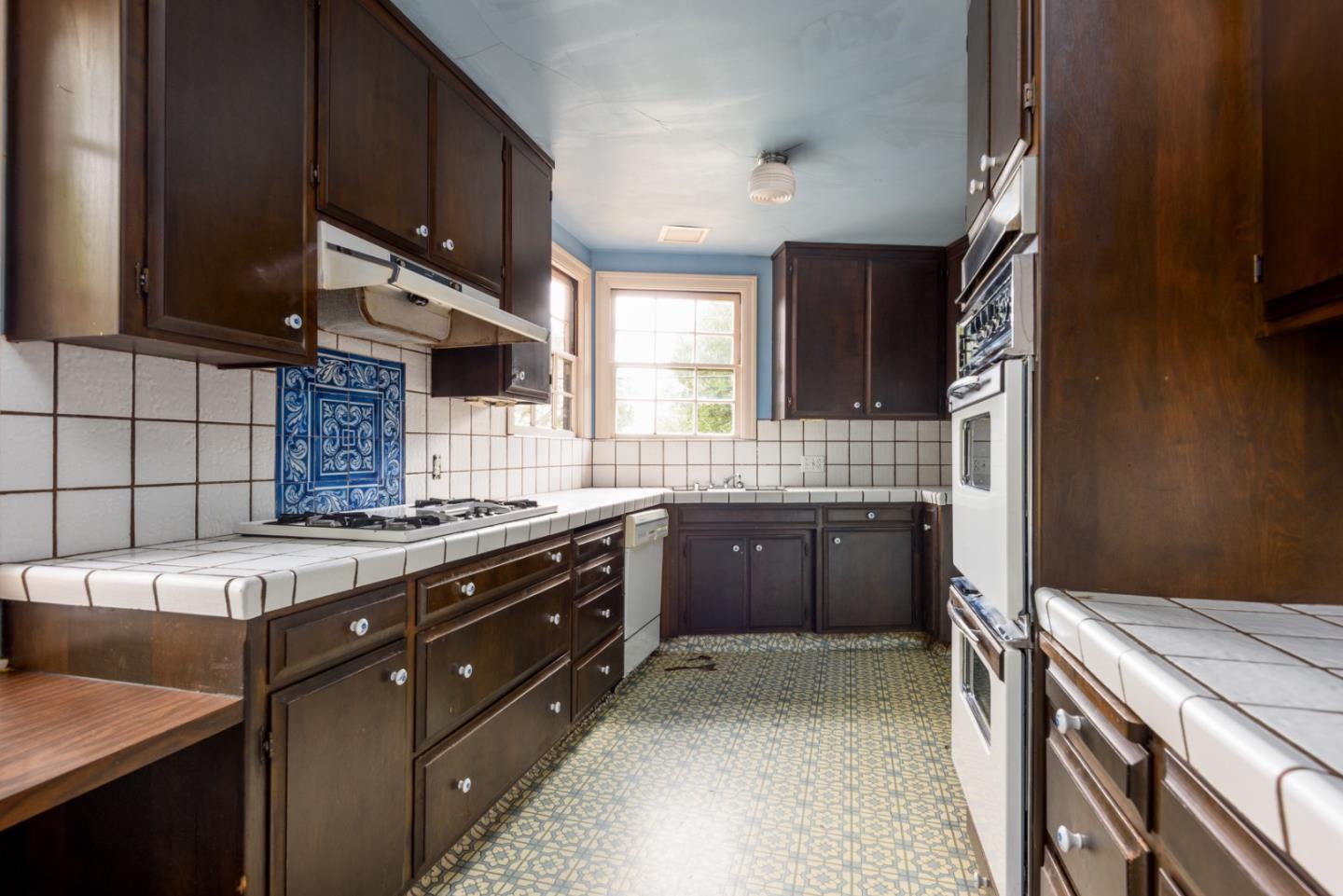 Detail Gallery Image 6 of 30 For 300 Manzanita Ave, San Carlos,  CA 94070 - 4 Beds | 2/1 Baths