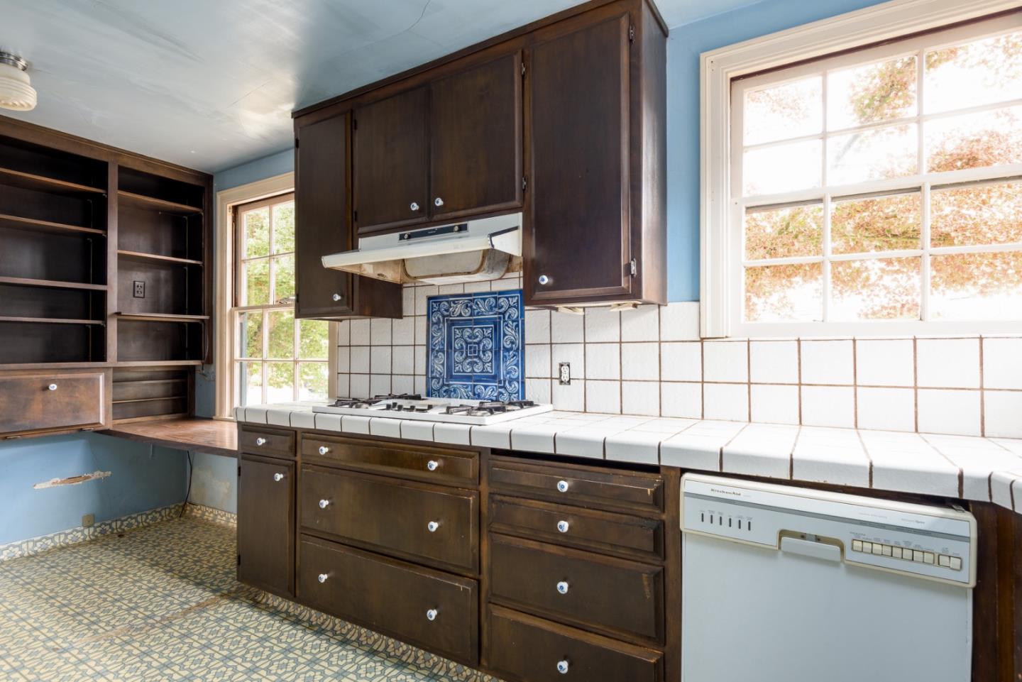 Detail Gallery Image 7 of 30 For 300 Manzanita Ave, San Carlos,  CA 94070 - 4 Beds | 2/1 Baths