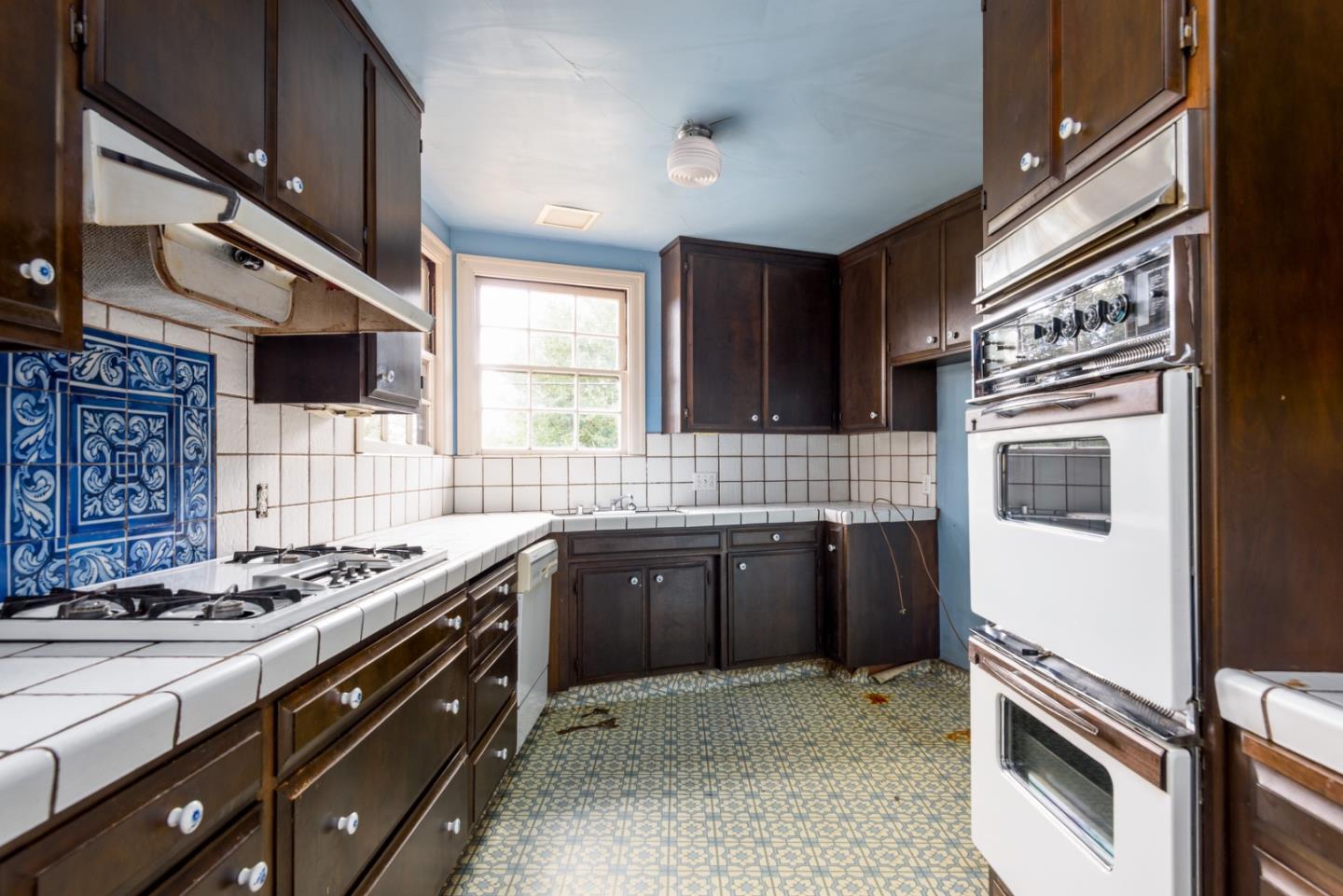 Detail Gallery Image 8 of 30 For 300 Manzanita Ave, San Carlos,  CA 94070 - 4 Beds | 2/1 Baths