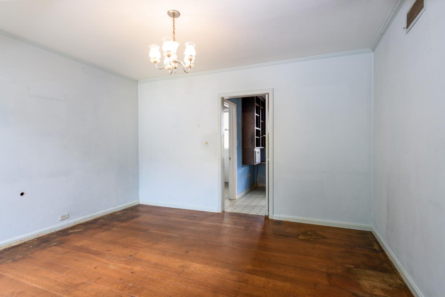 Detail Gallery Image 9 of 30 For 300 Manzanita Ave, San Carlos,  CA 94070 - 4 Beds | 2/1 Baths