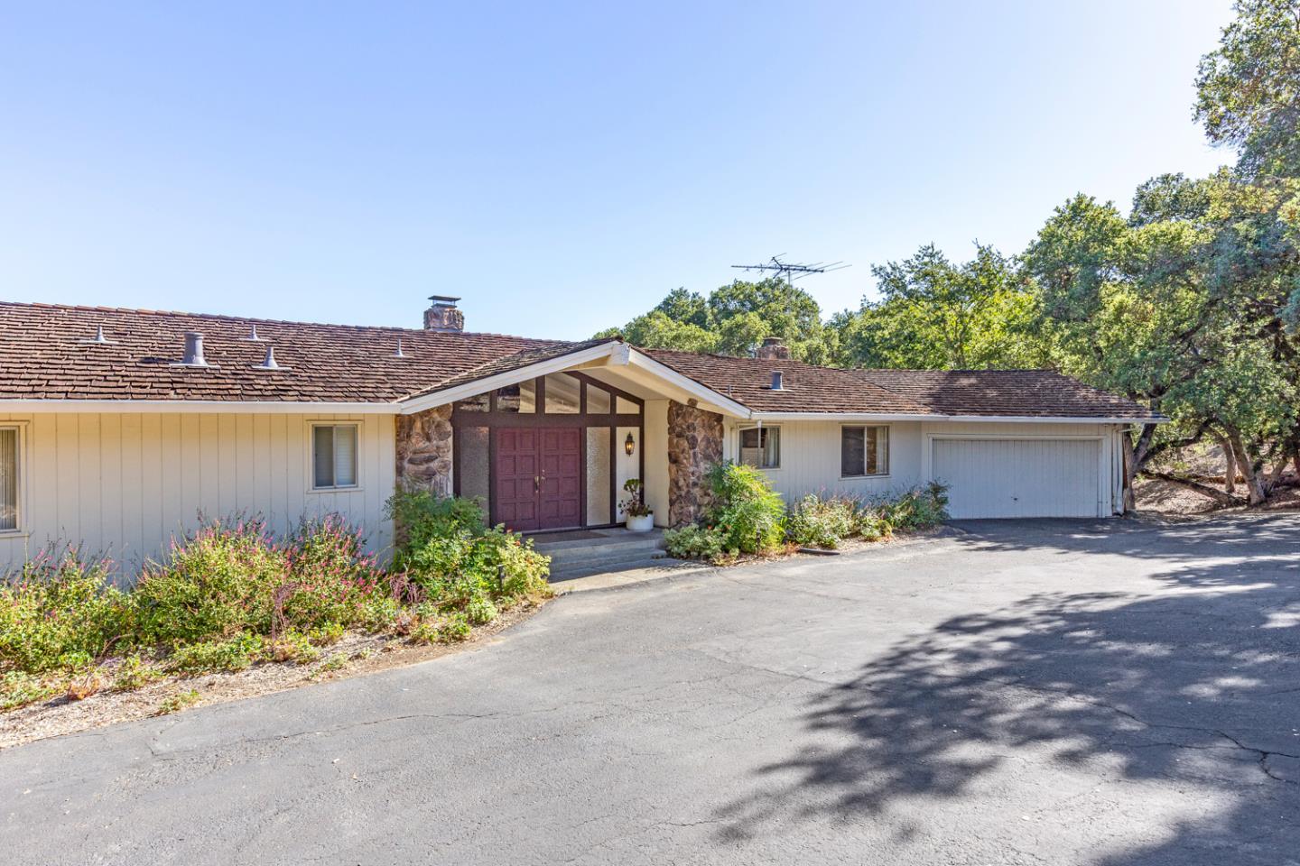 Detail Gallery Image 7 of 31 For 26385 Altamont Rd, Los Altos Hills,  CA 94022 - 4 Beds | 2 Baths