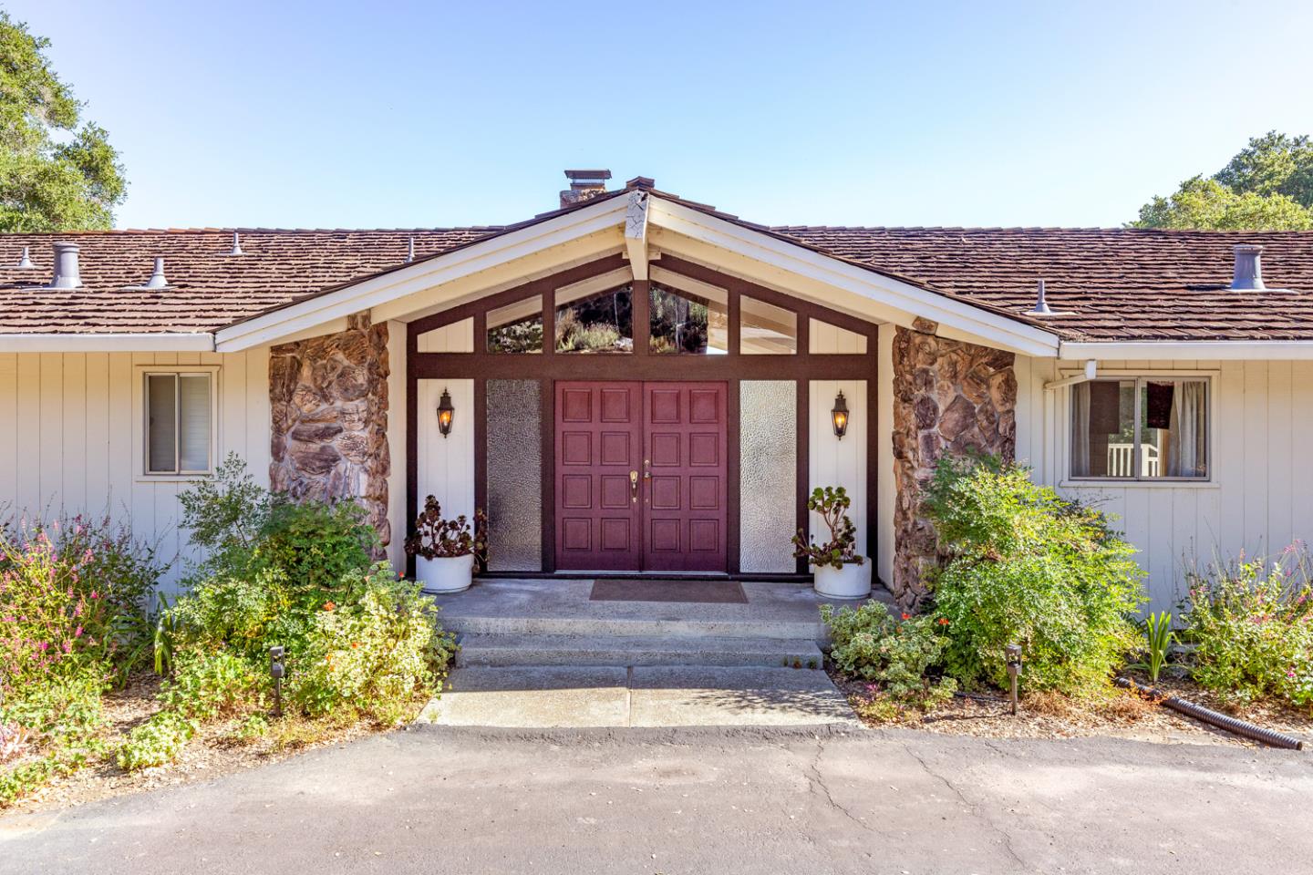 Detail Gallery Image 8 of 31 For 26385 Altamont Rd, Los Altos Hills,  CA 94022 - 4 Beds | 2 Baths