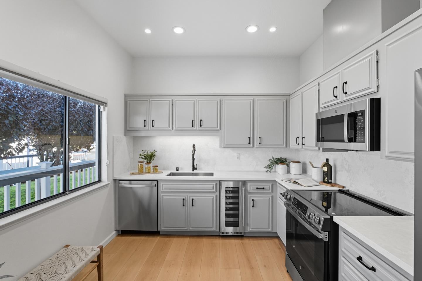 Detail Gallery Image 4 of 24 For 1229 Shoal Dr, San Mateo,  CA 94404 - 2 Beds | 2 Baths