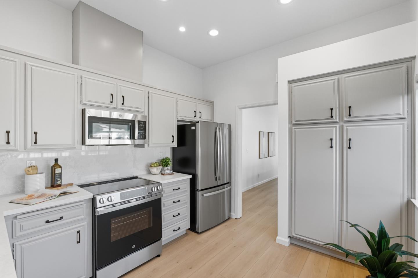 Detail Gallery Image 5 of 24 For 1229 Shoal Dr, San Mateo,  CA 94404 - 2 Beds | 2 Baths