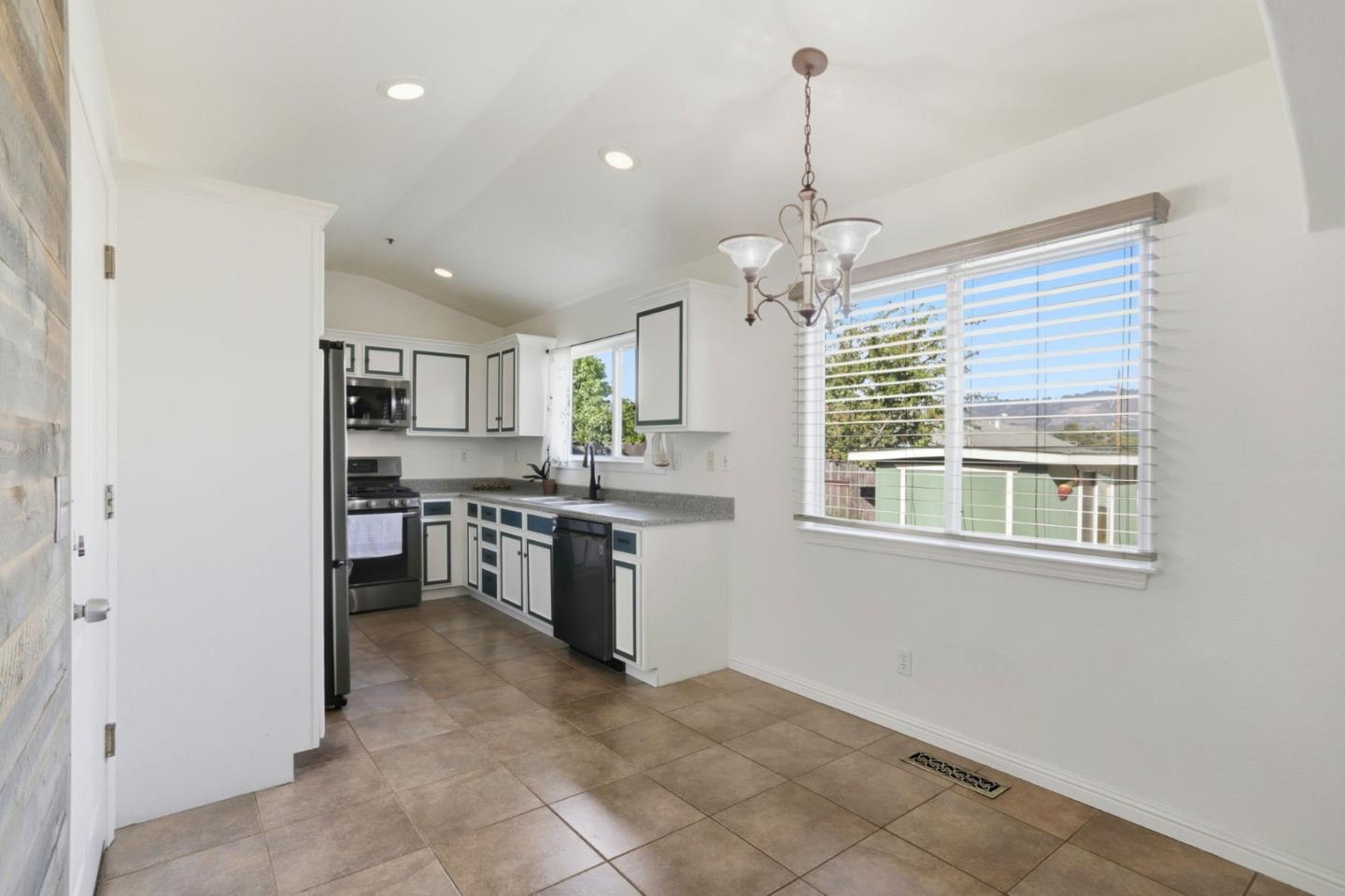 Detail Gallery Image 10 of 35 For 125 Lapis Dr, Watsonville,  CA 95076 - 3 Beds | 2 Baths