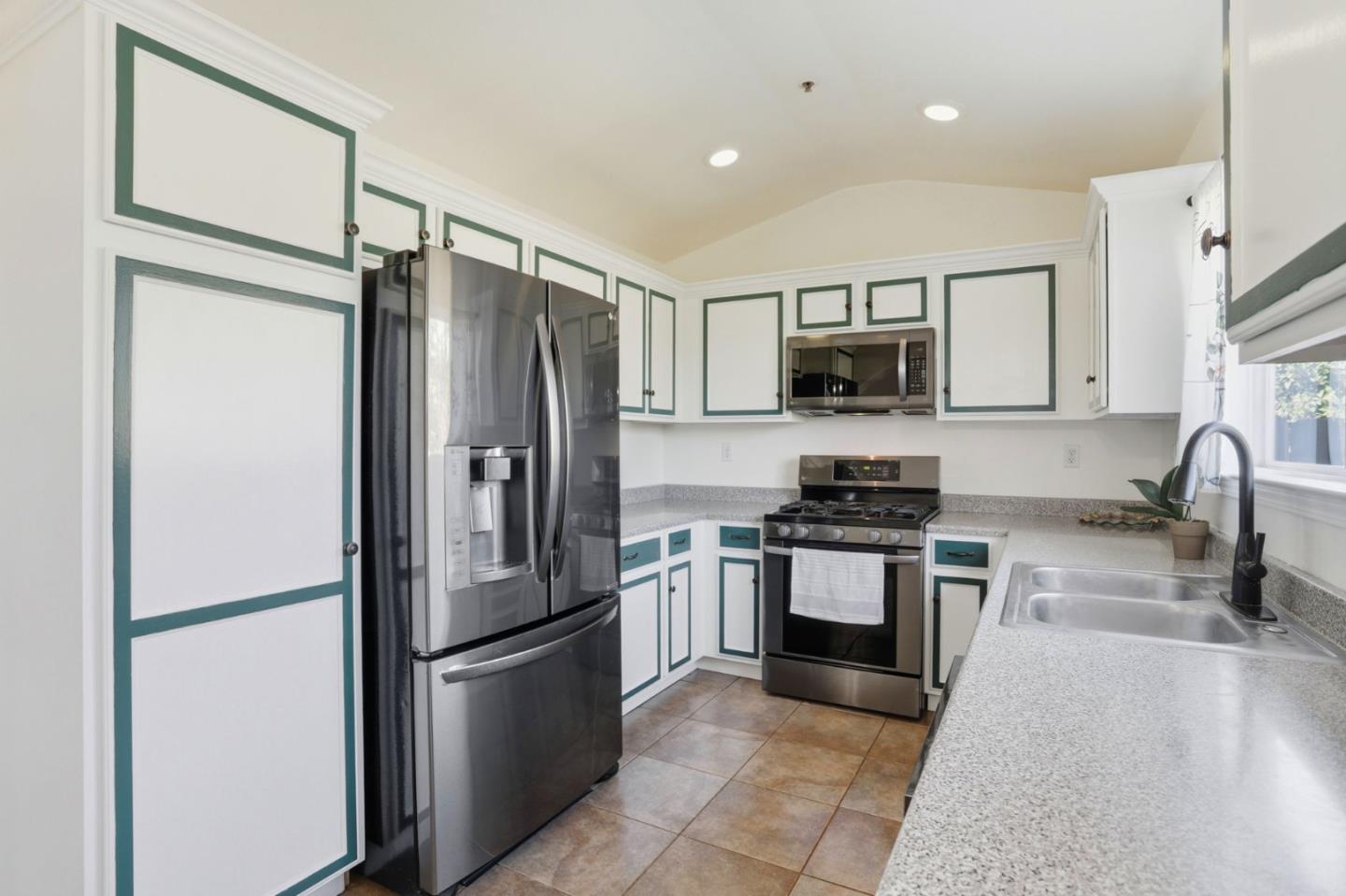 Detail Gallery Image 11 of 35 For 125 Lapis Dr, Watsonville,  CA 95076 - 3 Beds | 2 Baths