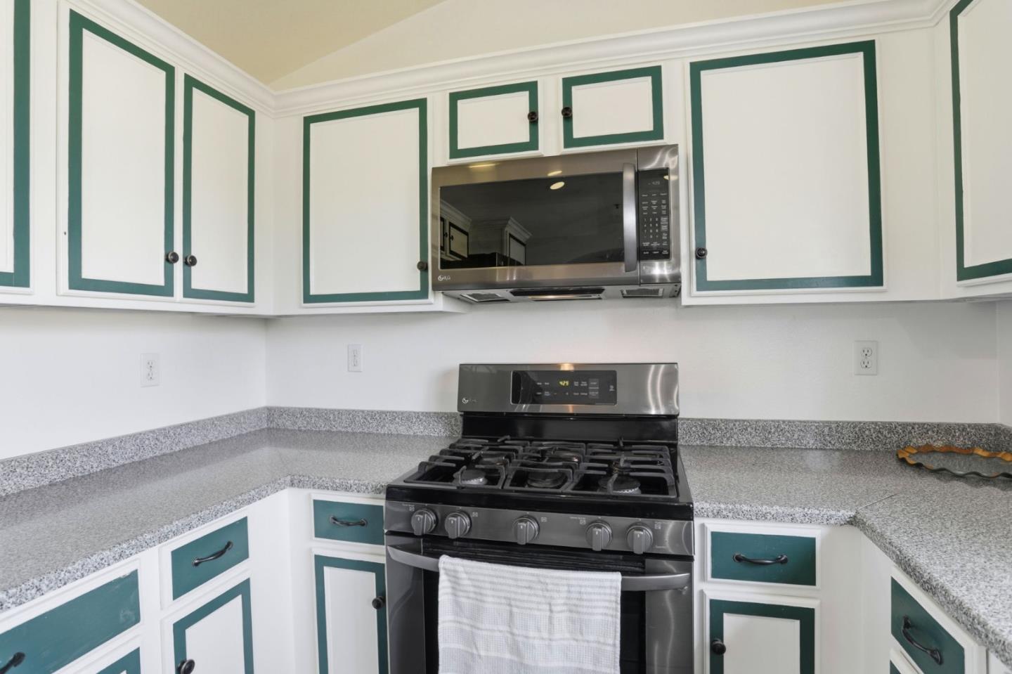 Detail Gallery Image 12 of 35 For 125 Lapis Dr, Watsonville,  CA 95076 - 3 Beds | 2 Baths