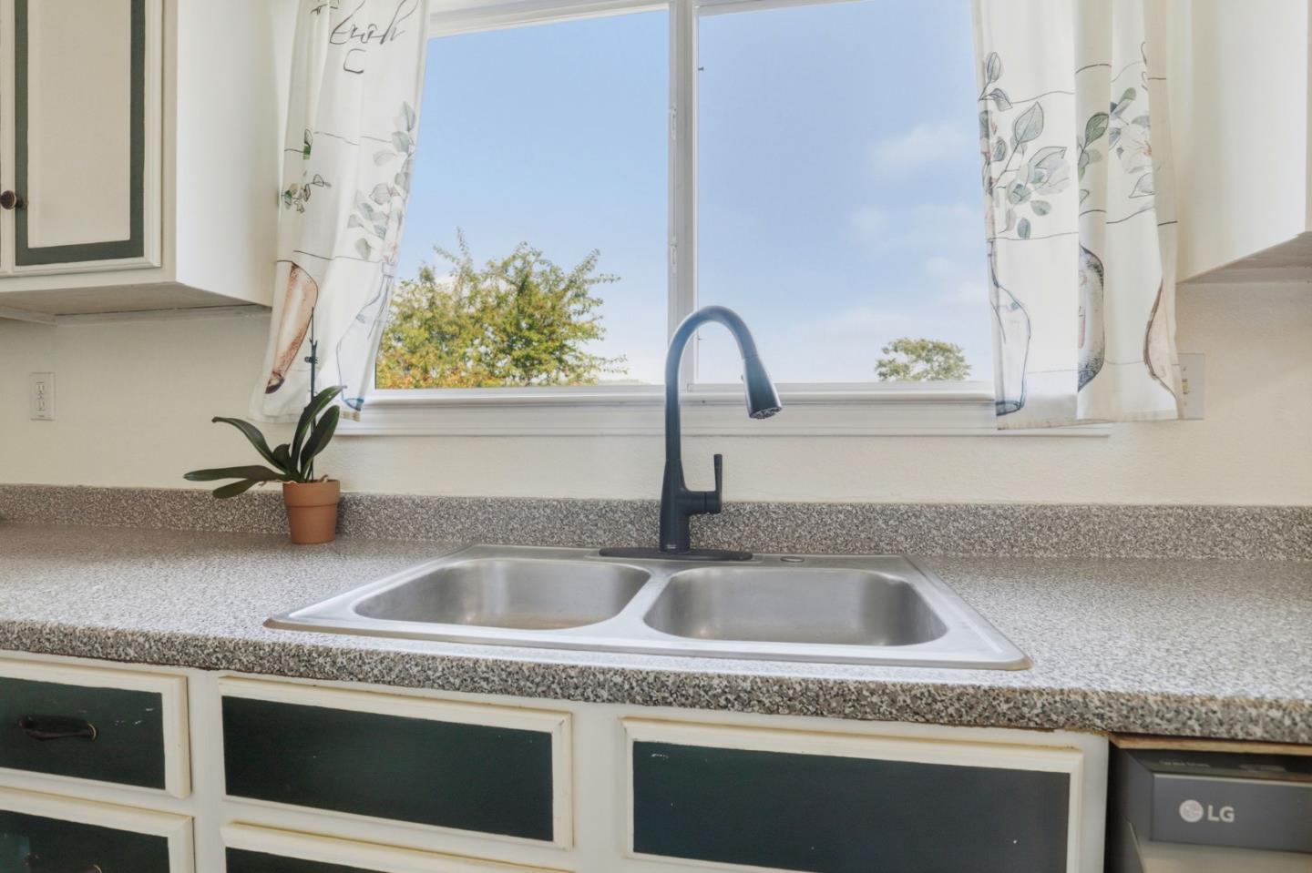 Detail Gallery Image 13 of 35 For 125 Lapis Dr, Watsonville,  CA 95076 - 3 Beds | 2 Baths