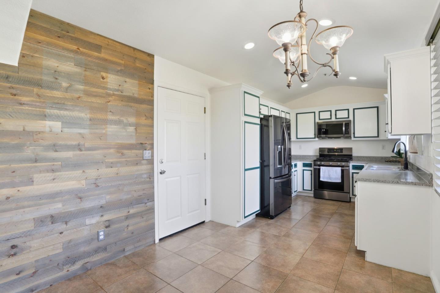 Detail Gallery Image 9 of 35 For 125 Lapis Dr, Watsonville,  CA 95076 - 3 Beds | 2 Baths