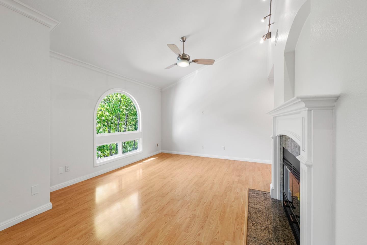 Detail Gallery Image 9 of 36 For 3717 Clayton Rd, Concord,  CA 94521 - 2 Beds | 2/1 Baths