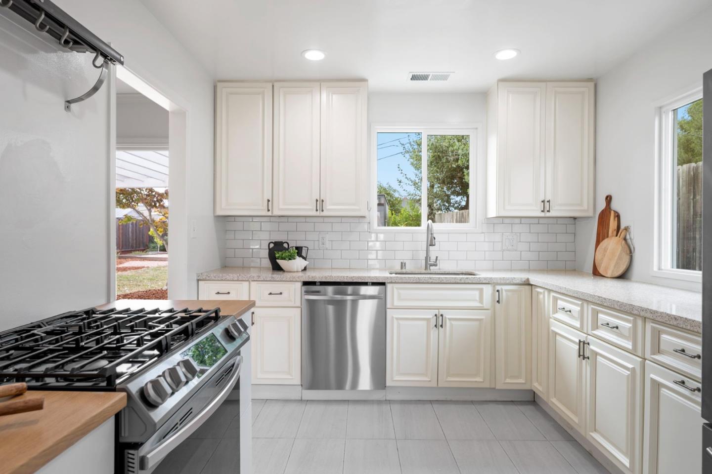 Detail Gallery Image 8 of 25 For 1976 Shoreview Ave, San Mateo,  CA 94401 - 3 Beds | 1 Baths