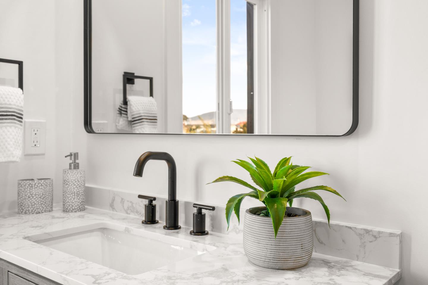 Detail Gallery Image 28 of 74 For 110 Poplar Ave, San Bruno,  CA 94066 - 3 Beds | 3 Baths