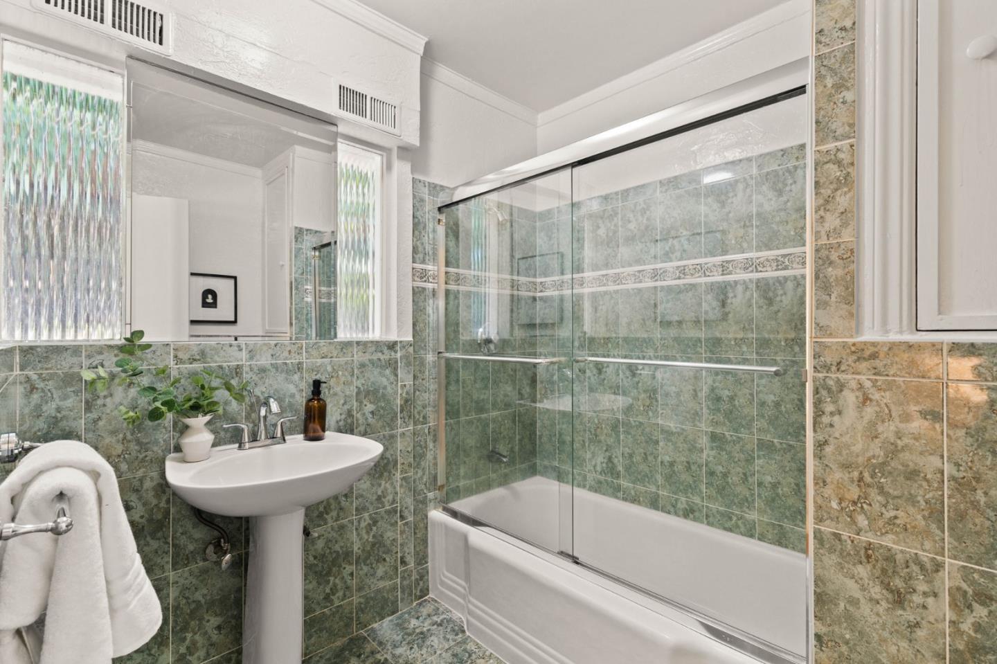 Detail Gallery Image 22 of 36 For 20 Don Ct, Redwood City,  CA 94062 - 4 Beds | 3 Baths