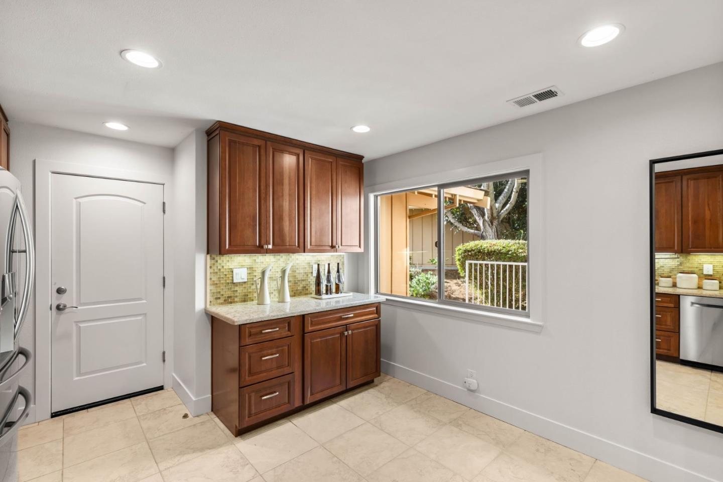 Detail Gallery Image 10 of 57 For 6 Lilly Ln, San Carlos,  CA 94070 - 3 Beds | 2/1 Baths