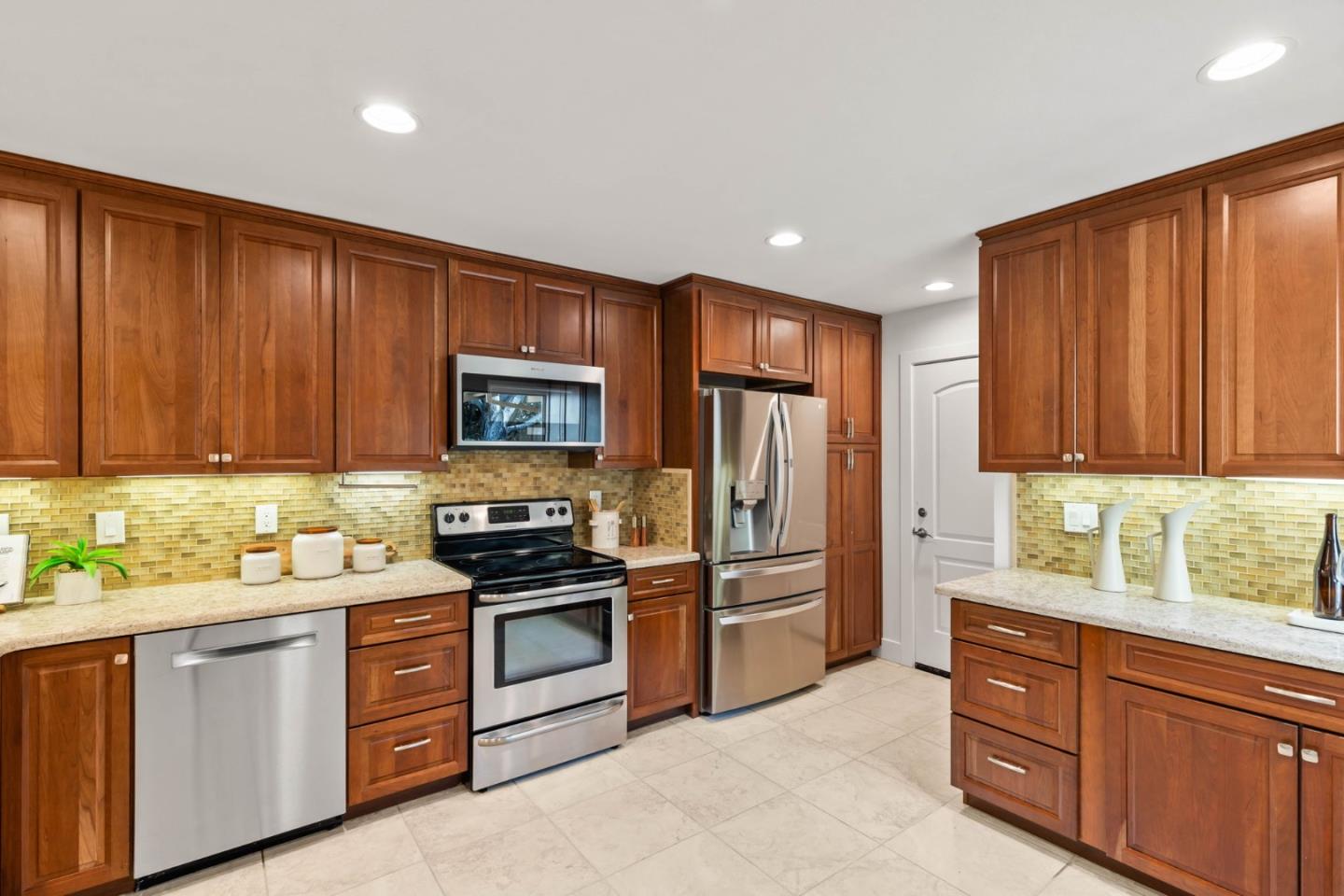 Detail Gallery Image 8 of 57 For 6 Lilly Ln, San Carlos,  CA 94070 - 3 Beds | 2/1 Baths