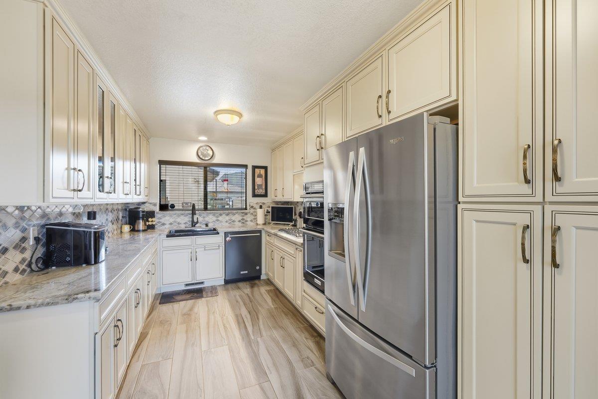 Detail Gallery Image 10 of 25 For 61 Joes Ln, Hollister,  CA 95023 - 2 Beds | 2/1 Baths