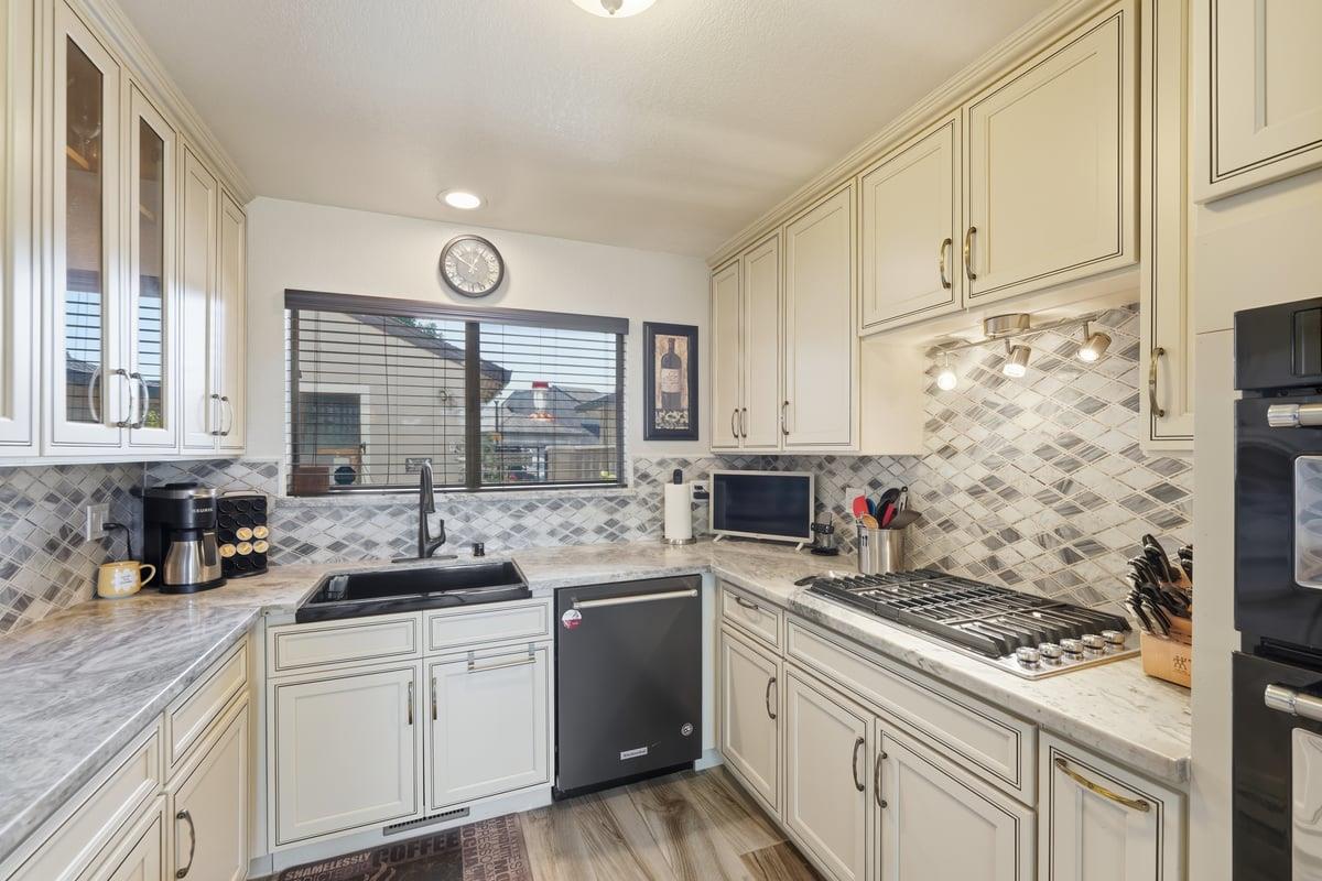 Detail Gallery Image 11 of 25 For 61 Joes Ln, Hollister,  CA 95023 - 2 Beds | 2/1 Baths