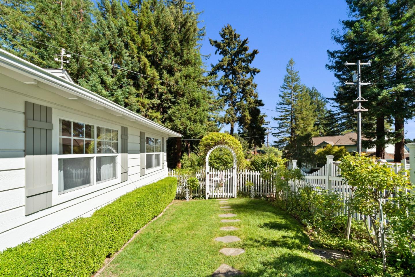 Detail Gallery Image 3 of 95 For 560 Hacienda Dr, Scotts Valley,  CA 95066 - 4 Beds | 3 Baths