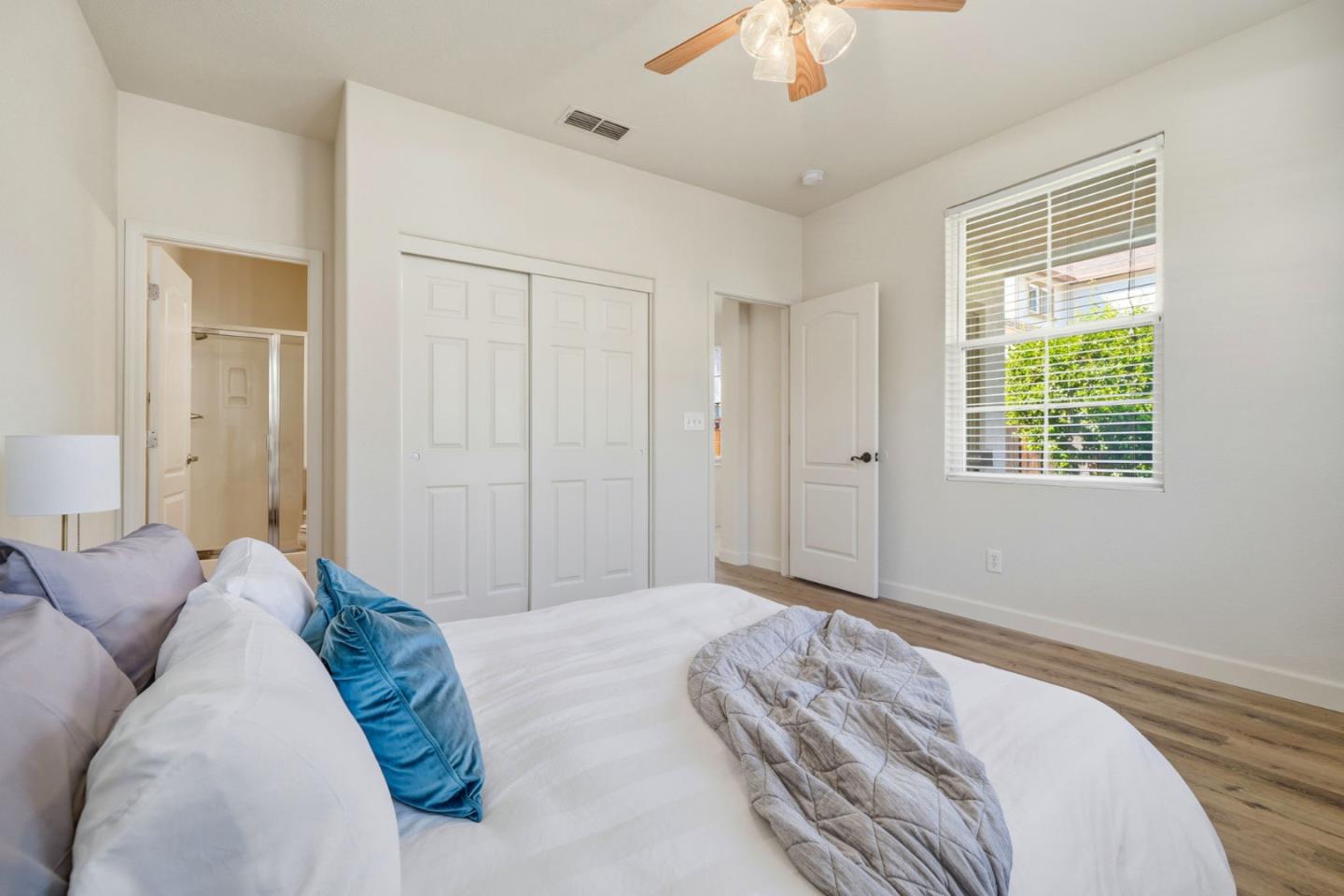 Detail Gallery Image 9 of 45 For 1867 Crater Pl, Tracy,  CA 95304 - 4 Beds | 3 Baths