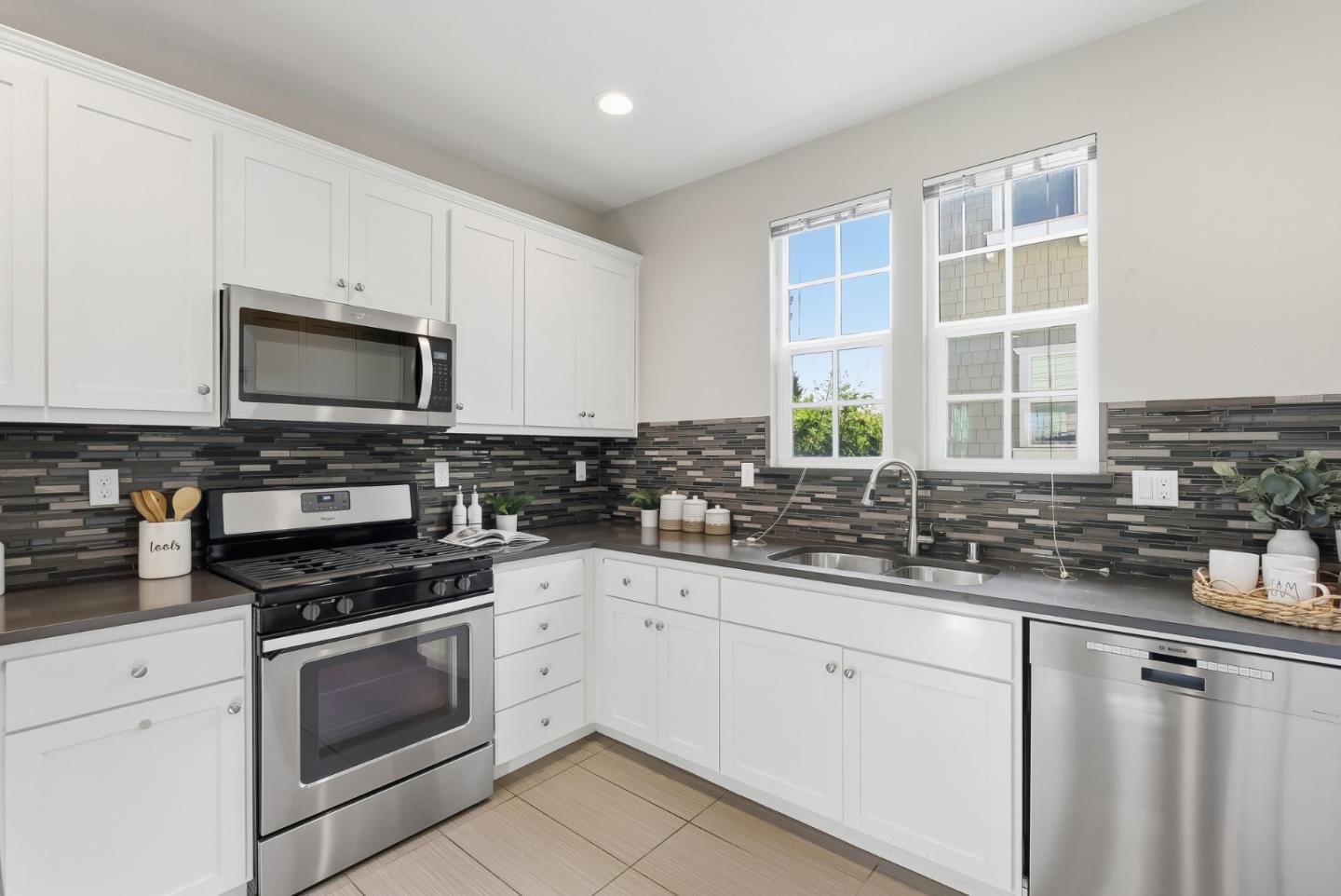 Detail Gallery Image 20 of 52 For 3400 Pyramid Way, Mountain View,  CA 94043 - 4 Beds | 4 Baths