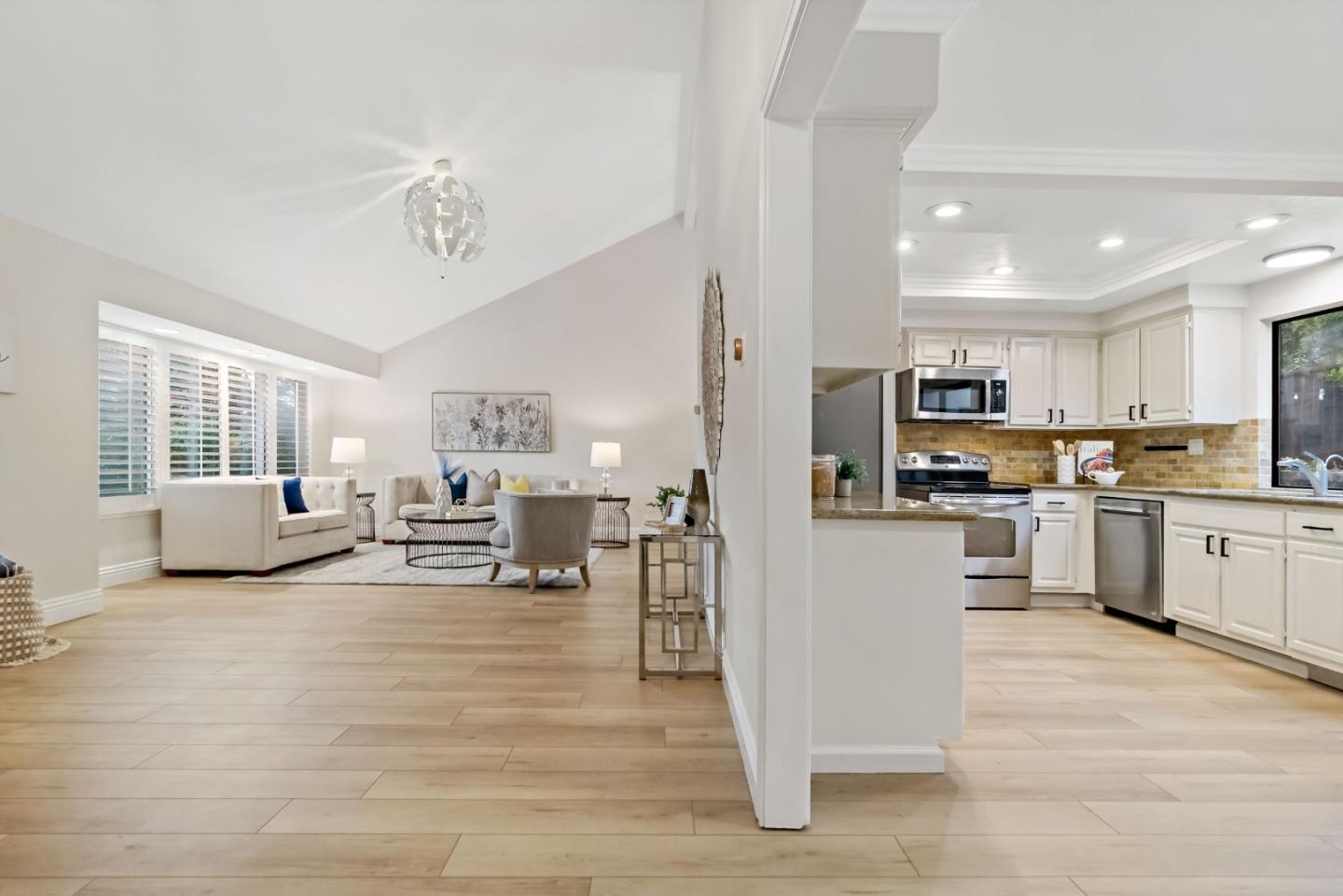 Detail Gallery Image 11 of 64 For 17716 Columbia Dr, Castro Valley,  CA 94552 - 4 Beds | 2/1 Baths