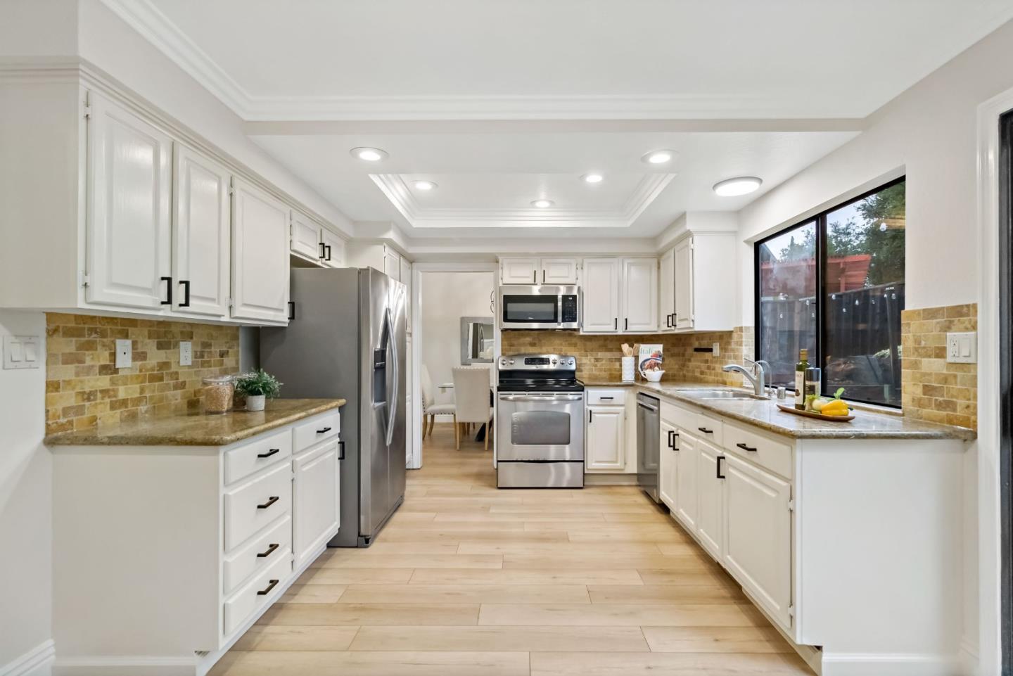 Detail Gallery Image 8 of 64 For 17716 Columbia Dr, Castro Valley,  CA 94552 - 4 Beds | 2/1 Baths