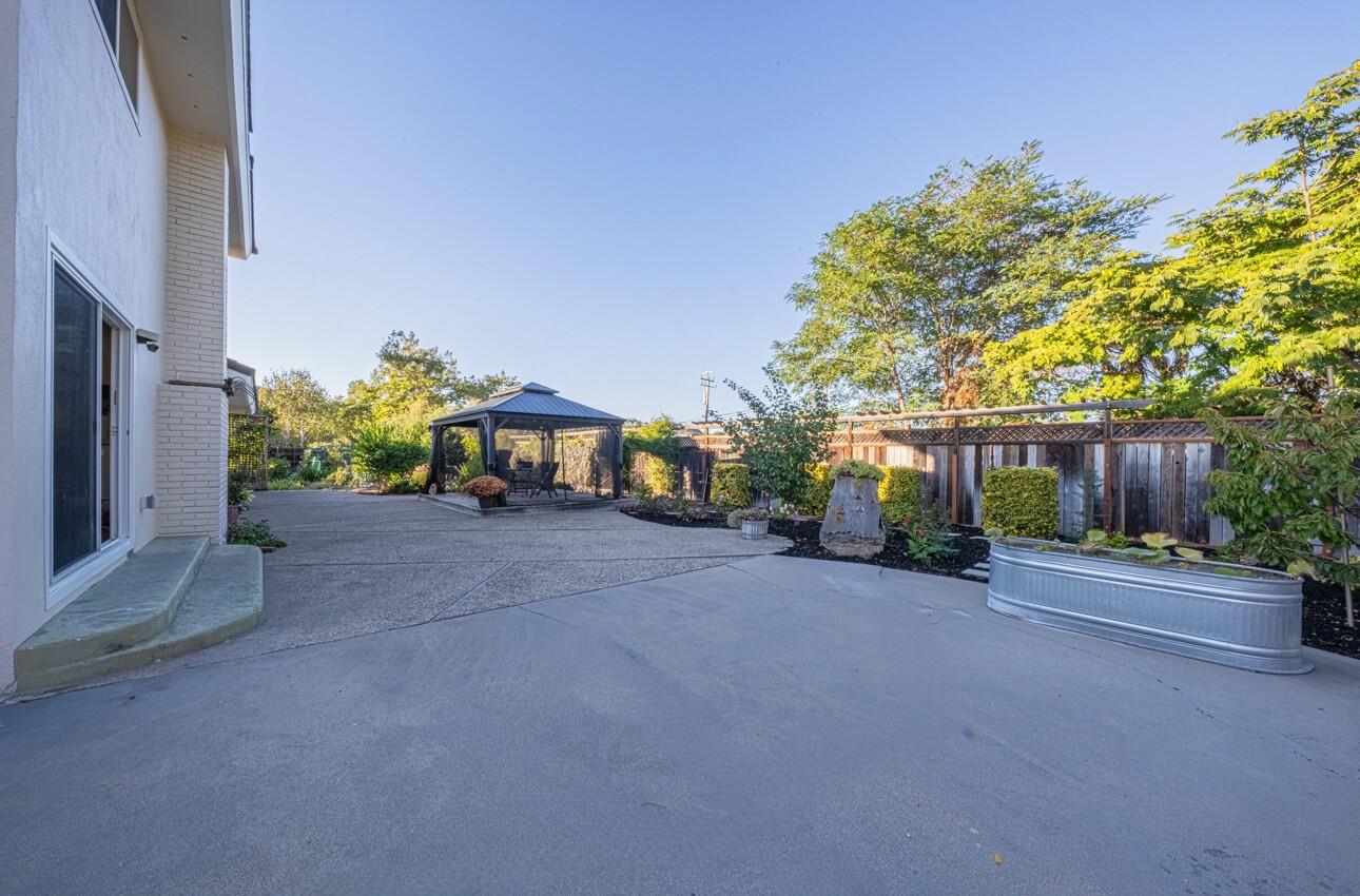 Detail Gallery Image 6 of 39 For 22720 Picador Dr, Salinas,  CA 93908 - 5 Beds | 3 Baths