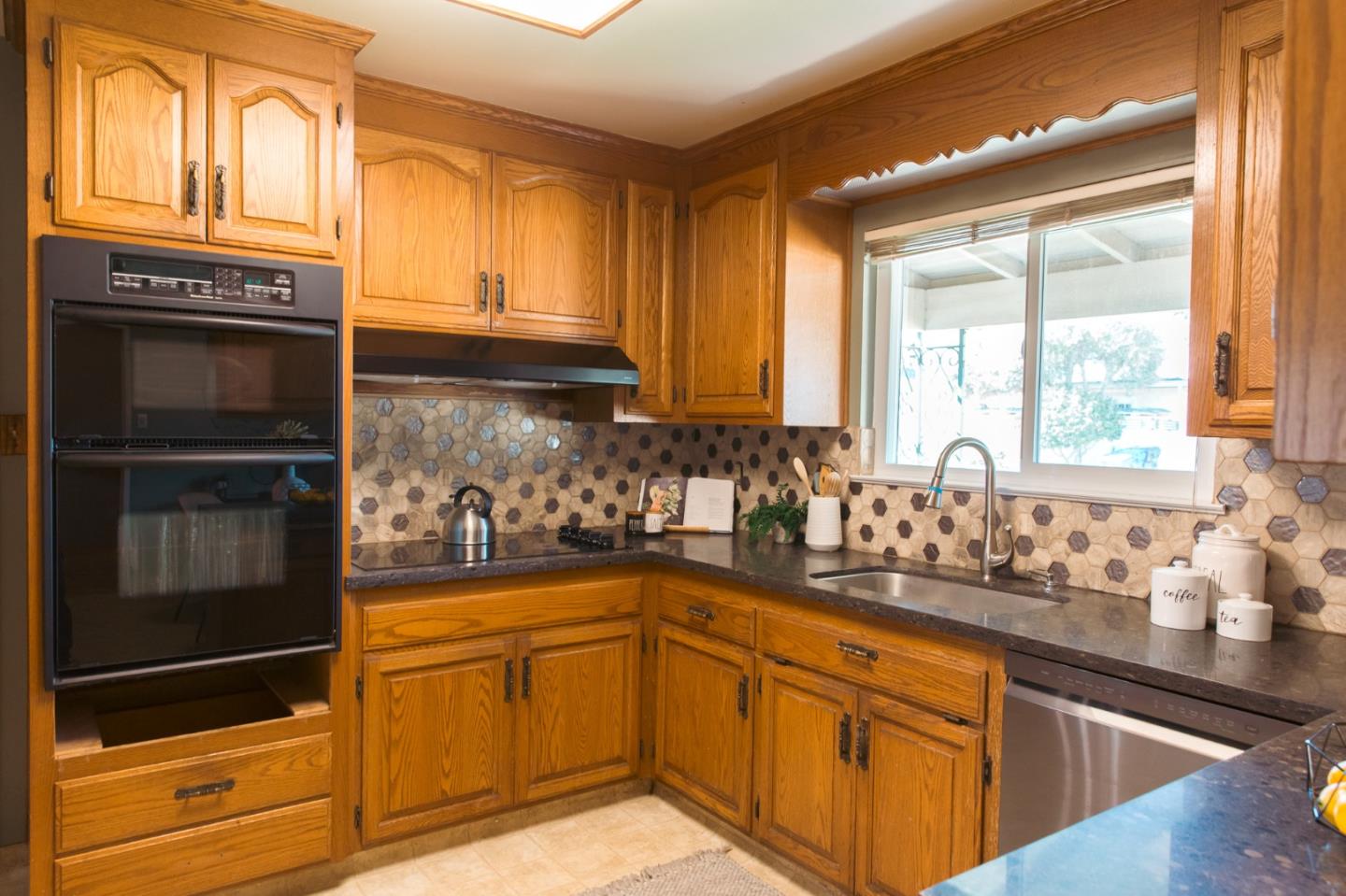 Detail Gallery Image 11 of 52 For 3938 Bonsai Pl, Castro Valley,  CA 94546 - 3 Beds | 2 Baths