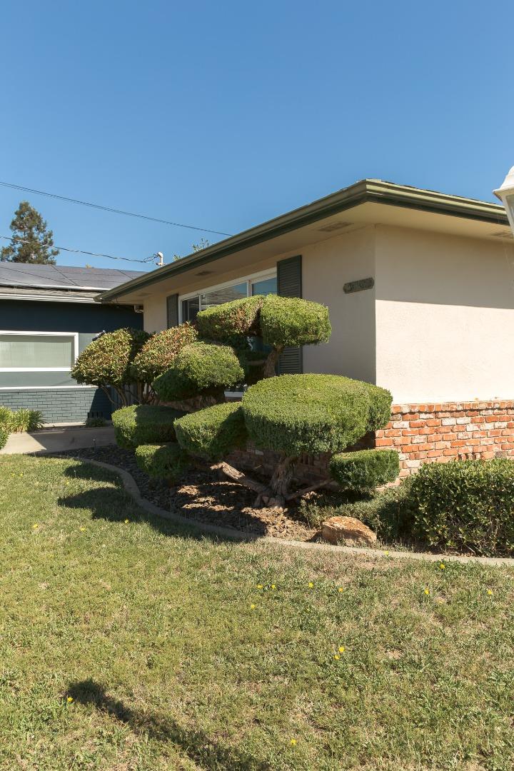 Detail Gallery Image 4 of 52 For 3938 Bonsai Pl, Castro Valley,  CA 94546 - 3 Beds | 2 Baths