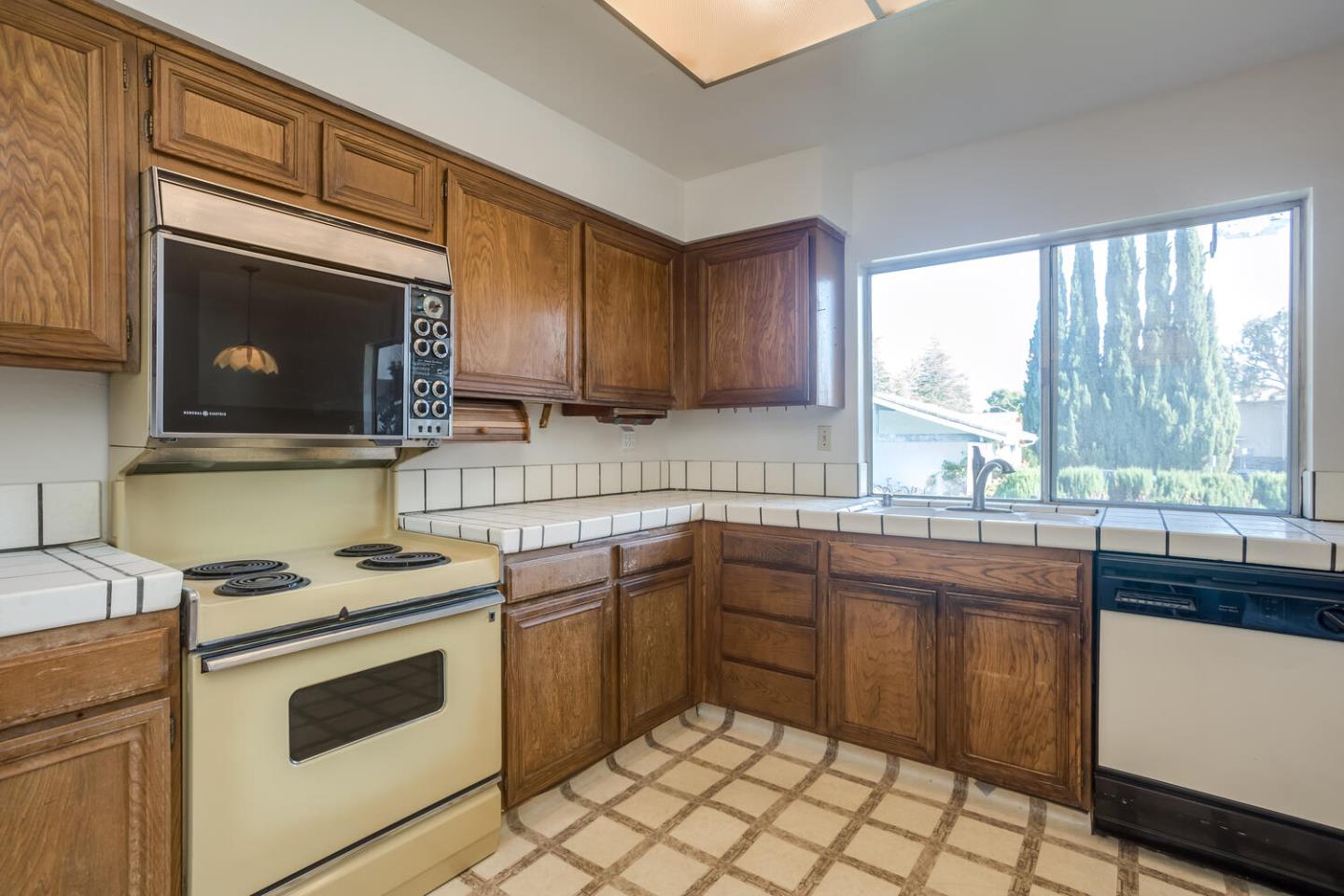 Detail Gallery Image 5 of 31 For 898 Pepper Tree Ct, Santa Clara,  CA 95051 - 4 Beds | 2/1 Baths
