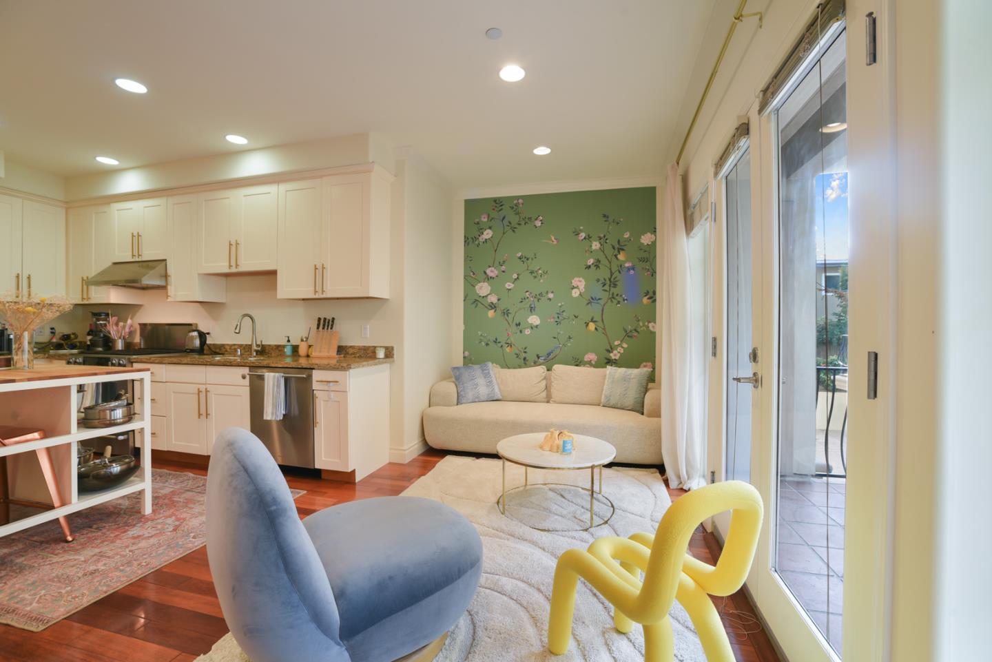 Detail Gallery Image 3 of 13 For 1137 Paloma Ave #E,  Burlingame,  CA 94010 - 1 Beds | 1/1 Baths