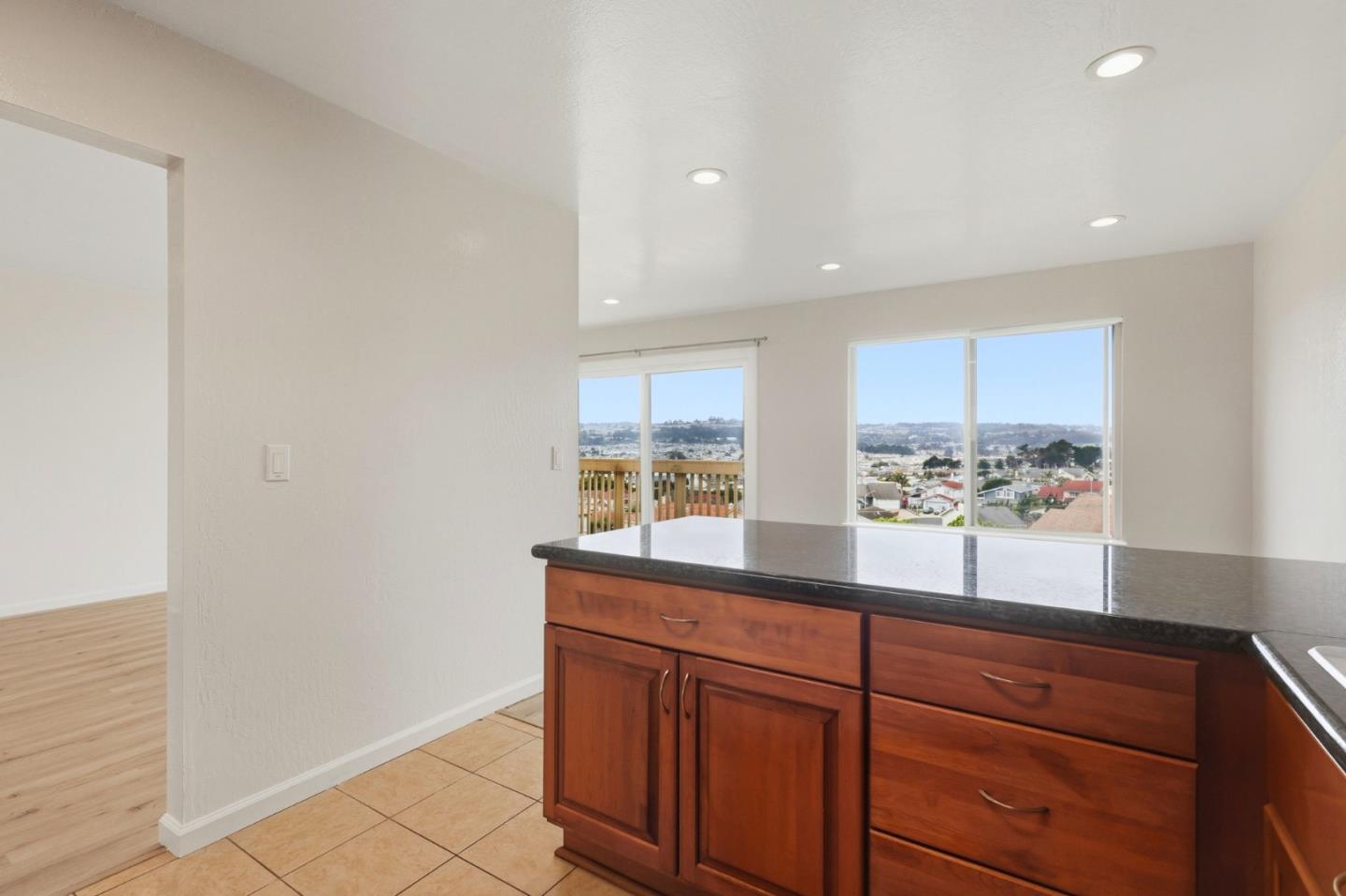 Detail Gallery Image 7 of 19 For 829 Stonegate Dr, South San Francisco,  CA 94080 - 2 Beds | 1/1 Baths