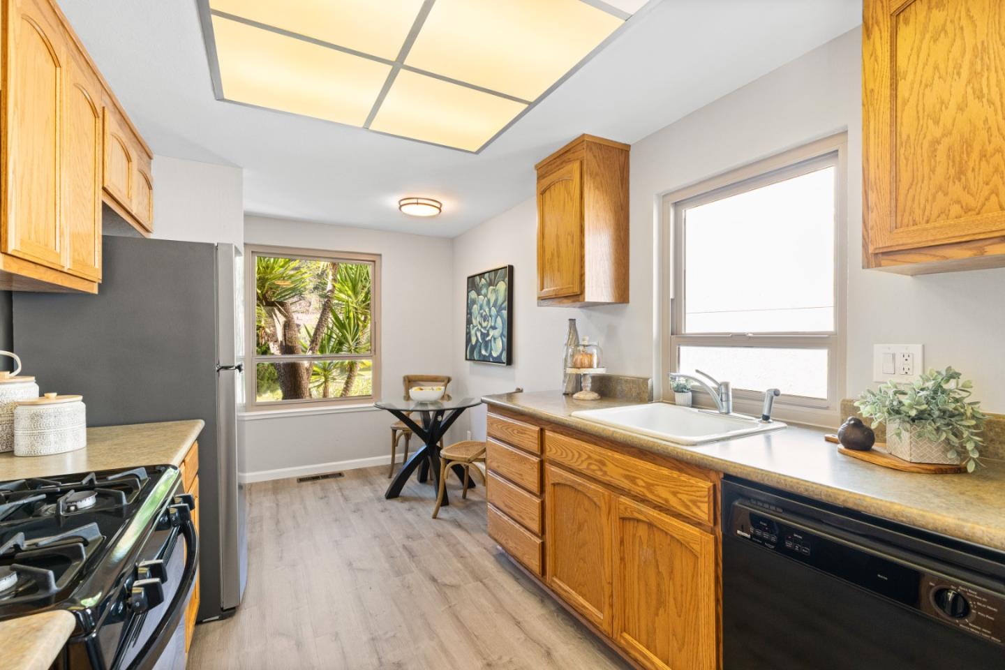 Detail Gallery Image 13 of 28 For 1136 Oddstad Blvd, Pacifica,  CA 94044 - 4 Beds | 3 Baths