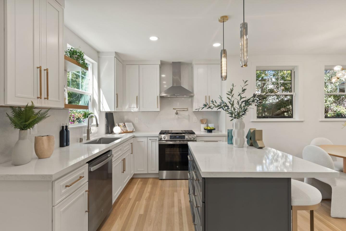 Detail Gallery Image 6 of 66 For 909 S Grant St, San Mateo,  CA 94402 - 4 Beds | 4 Baths