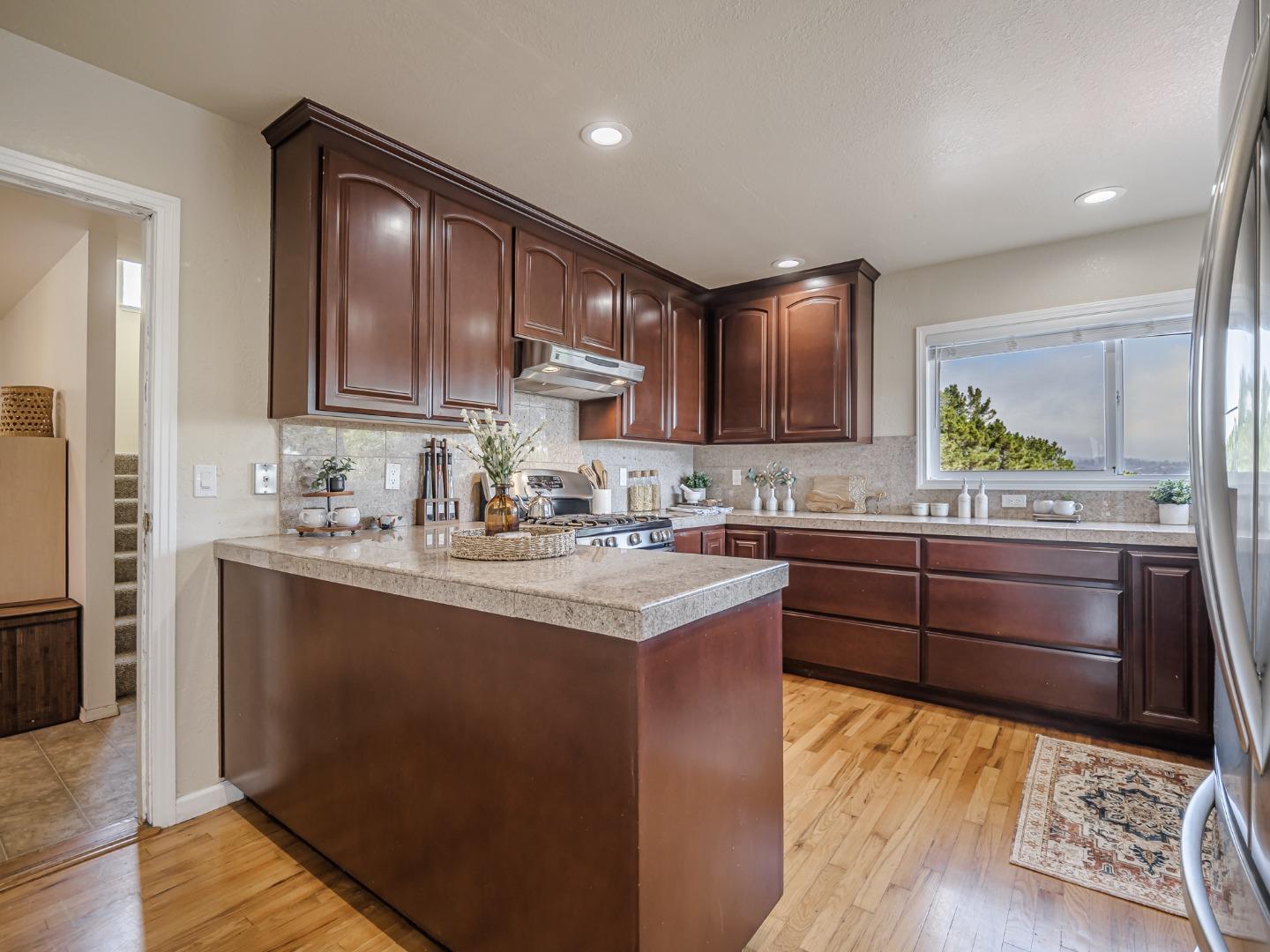 Detail Gallery Image 11 of 47 For 3401 Crestline Way, Soquel,  CA 95073 - 4 Beds | 2/1 Baths