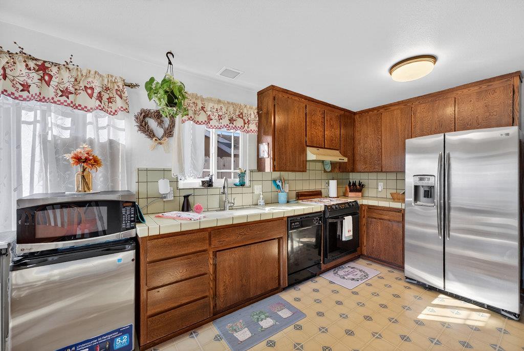 Detail Gallery Image 8 of 26 For 12932 Truman St, Salinas,  CA 93906 - 3 Beds | 2 Baths