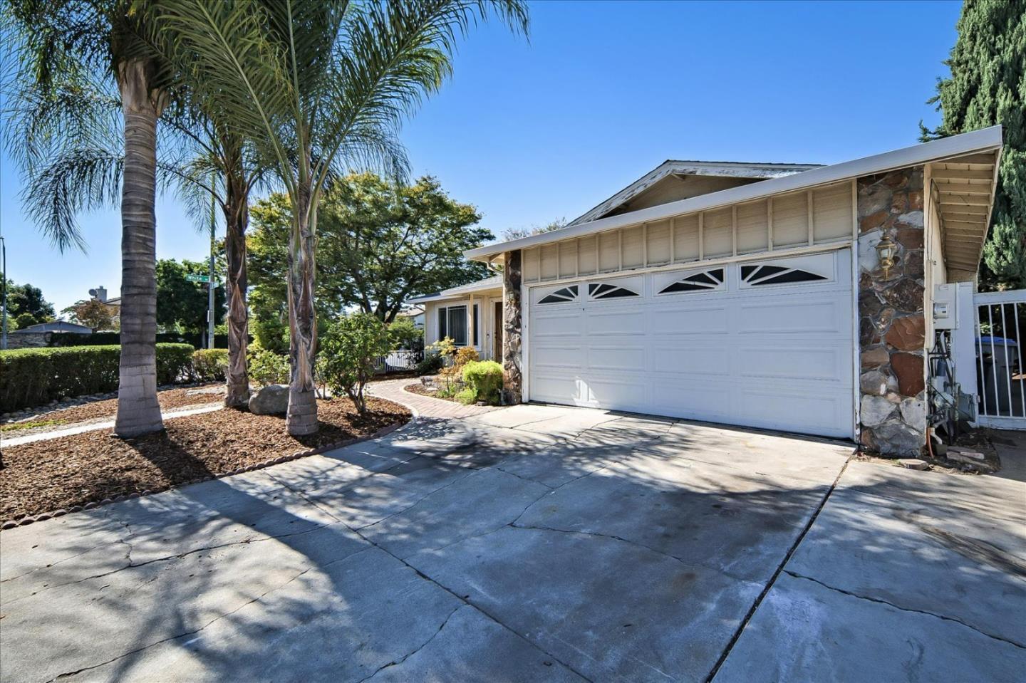 Detail Gallery Image 3 of 24 For 2604 Bon Bon Dr, San Jose,  CA 95148 - 3 Beds | 2 Baths