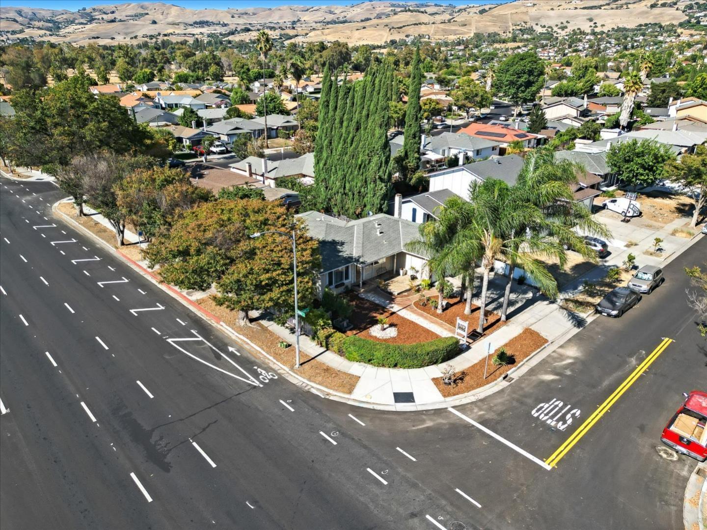 Detail Gallery Image 6 of 24 For 2604 Bon Bon Dr, San Jose,  CA 95148 - 3 Beds | 2 Baths