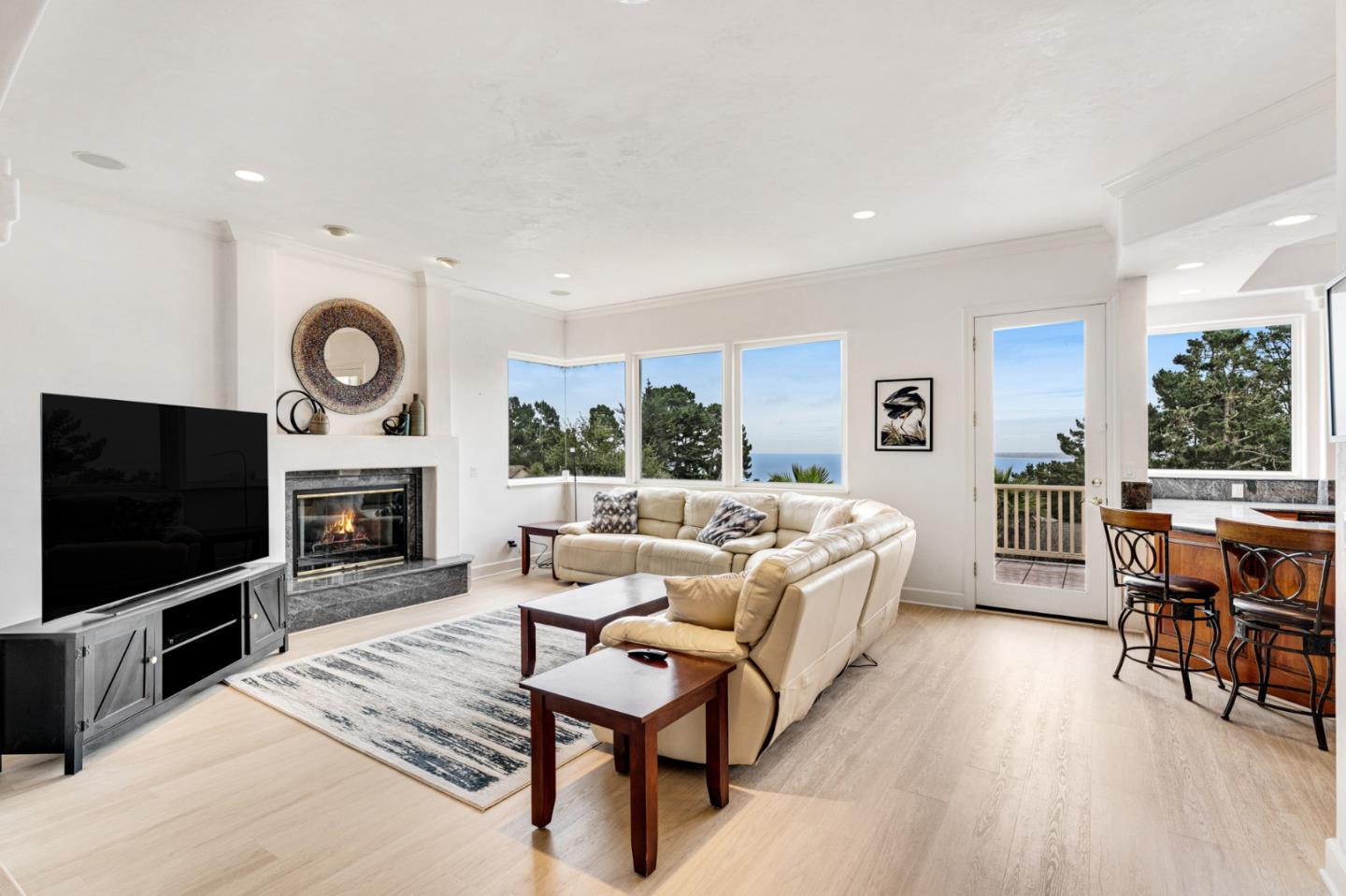 Detail Gallery Image 12 of 42 For 1 Overlook Pl, Monterey,  CA 93940 - 3 Beds | 3/1 Baths