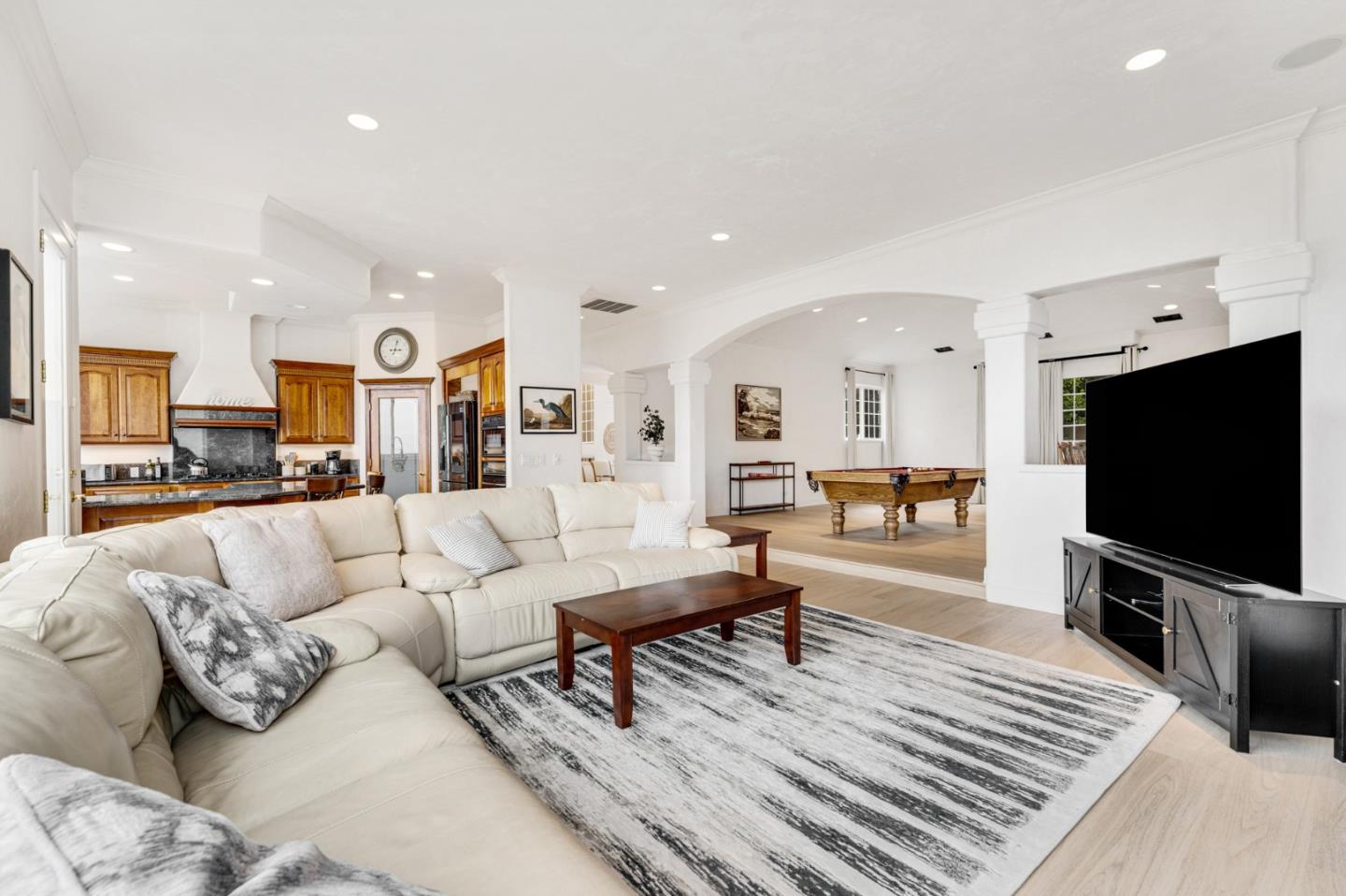 Detail Gallery Image 13 of 42 For 1 Overlook Pl, Monterey,  CA 93940 - 3 Beds | 3/1 Baths