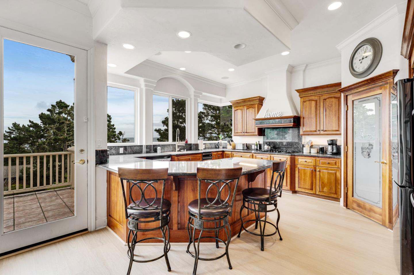 Detail Gallery Image 14 of 42 For 1 Overlook Pl, Monterey,  CA 93940 - 3 Beds | 3/1 Baths