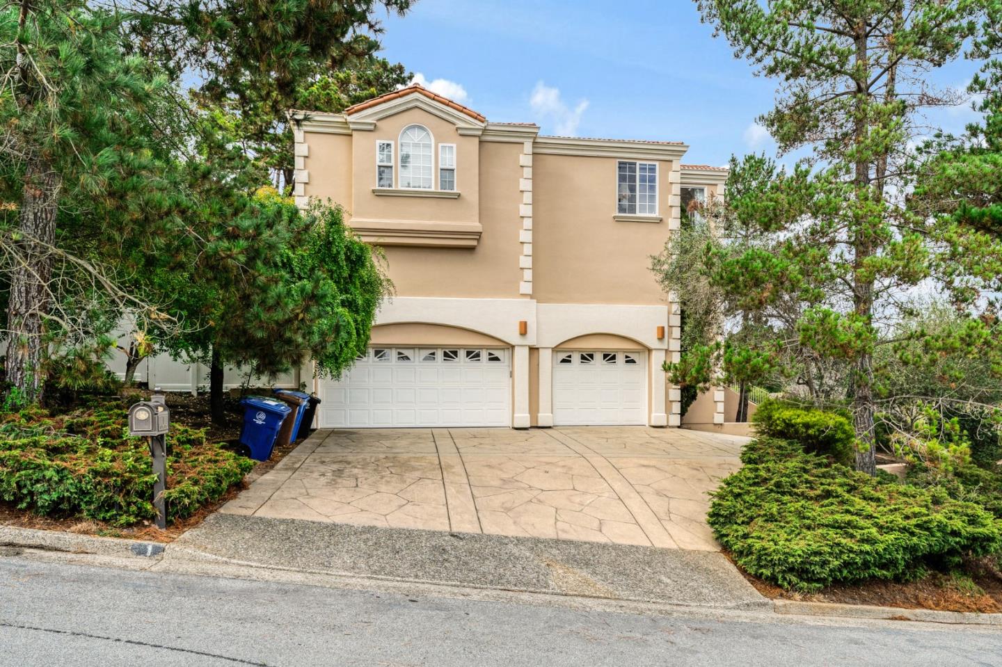 Detail Gallery Image 2 of 42 For 1 Overlook Pl, Monterey,  CA 93940 - 3 Beds | 3/1 Baths