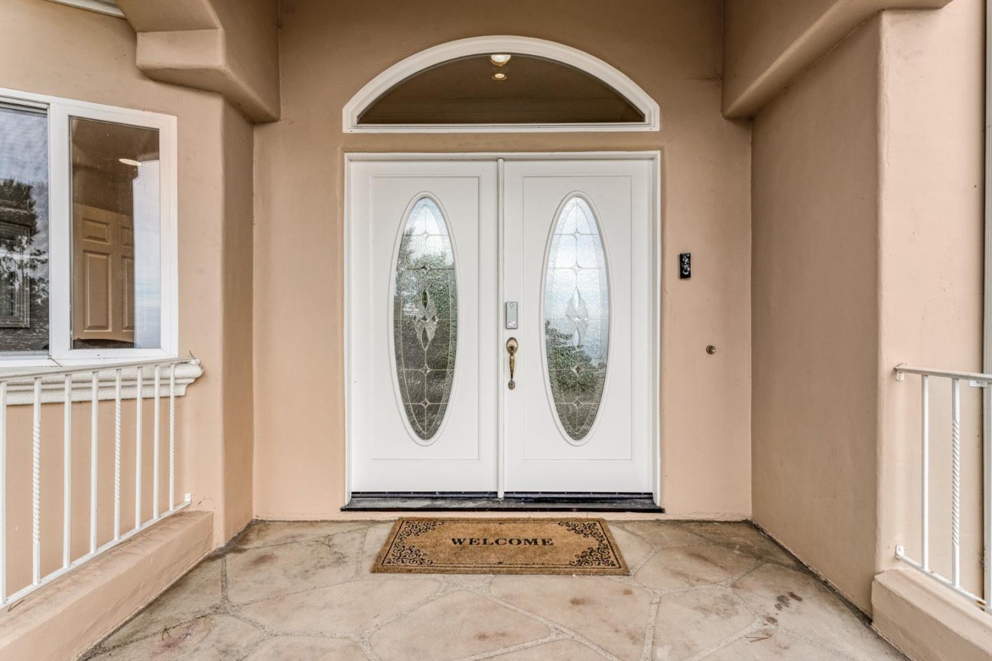 Detail Gallery Image 3 of 42 For 1 Overlook Pl, Monterey,  CA 93940 - 3 Beds | 3/1 Baths