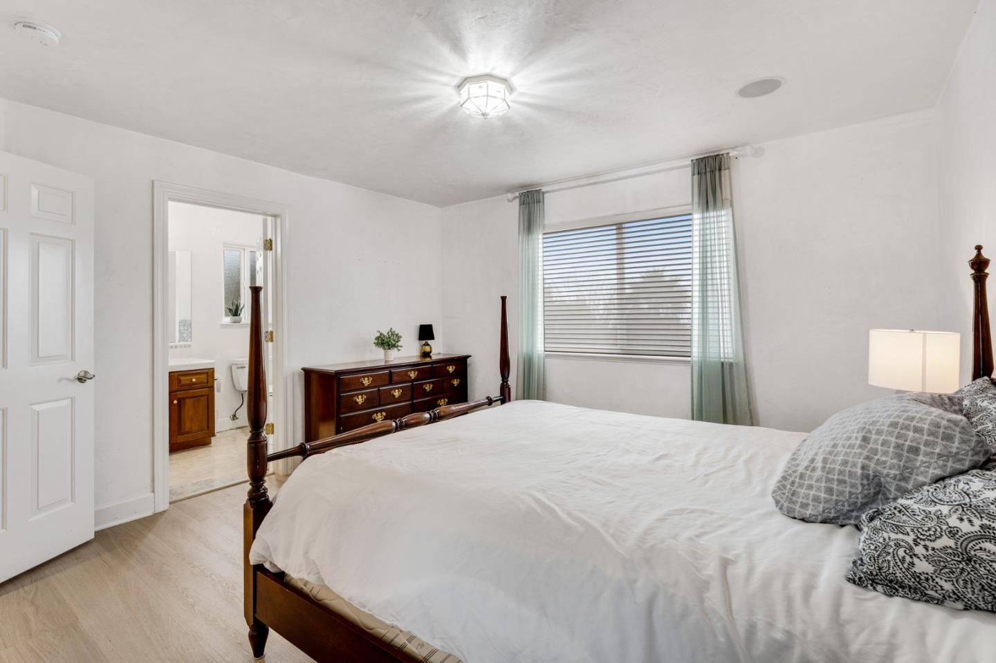 Detail Gallery Image 33 of 42 For 1 Overlook Pl, Monterey,  CA 93940 - 3 Beds | 3/1 Baths