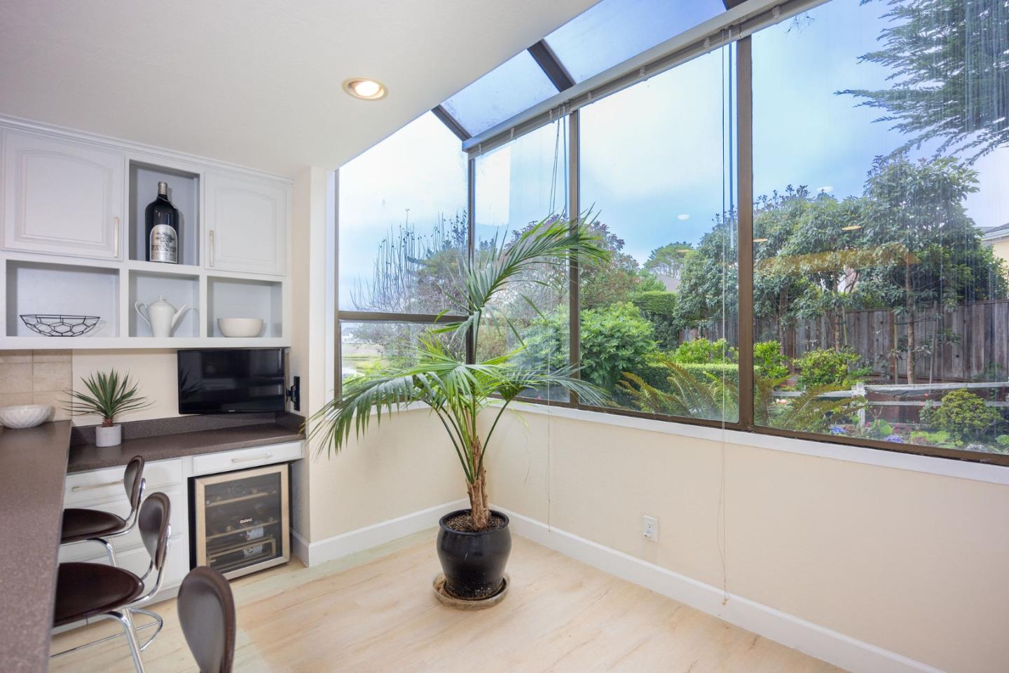 Detail Gallery Image 8 of 34 For 2329 Burning Tree Rd, Half Moon Bay,  CA 94019 - 4 Beds | 2/1 Baths