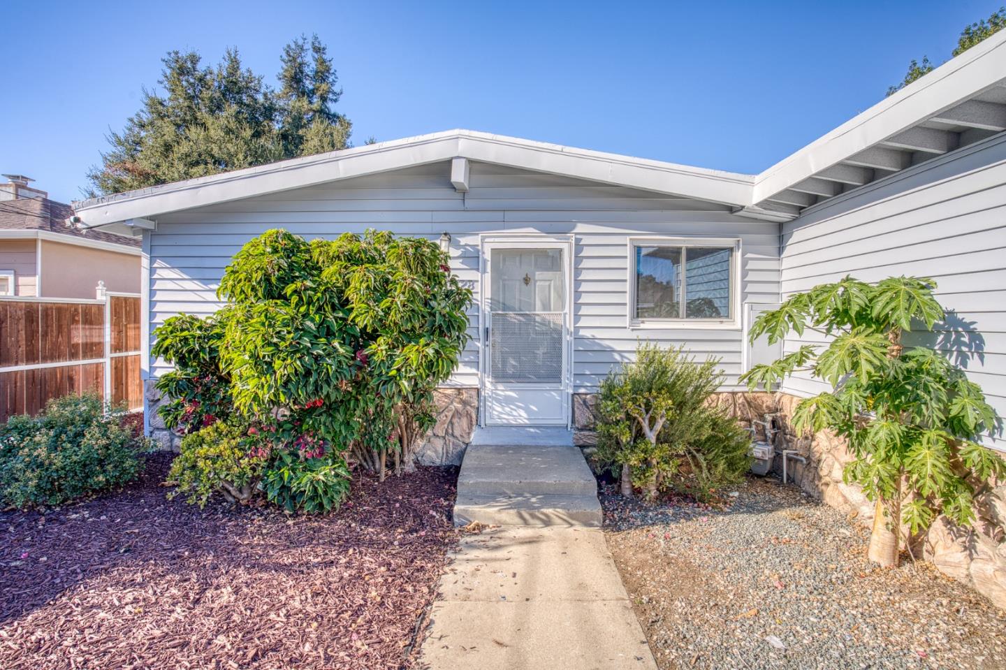 Detail Gallery Image 2 of 25 For 128 Grace Ave, East Palo Alto,  CA 94303 - 3 Beds | 1/1 Baths