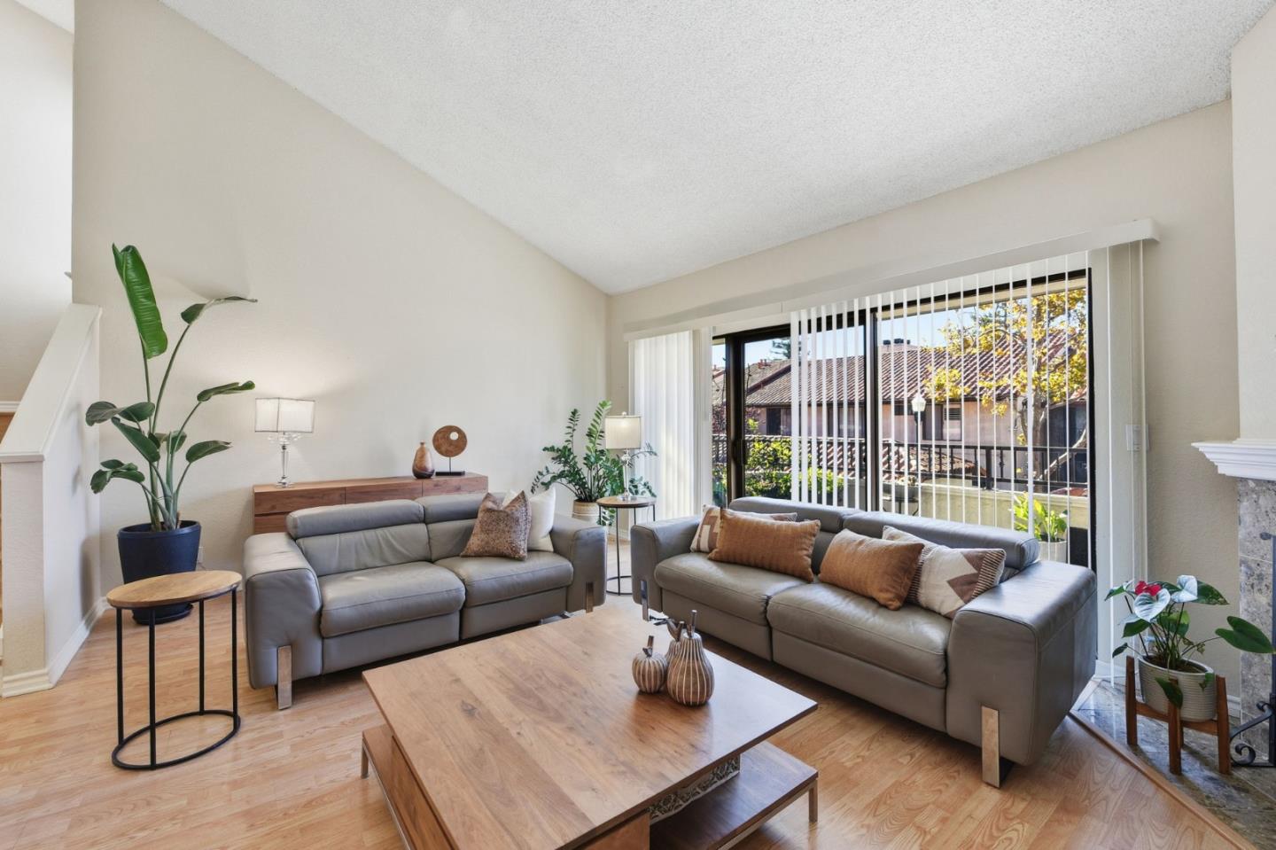 Detail Gallery Image 3 of 30 For 22140 Castille Ln #75,  Hayward,  CA 94541 - 3 Beds | 2/1 Baths