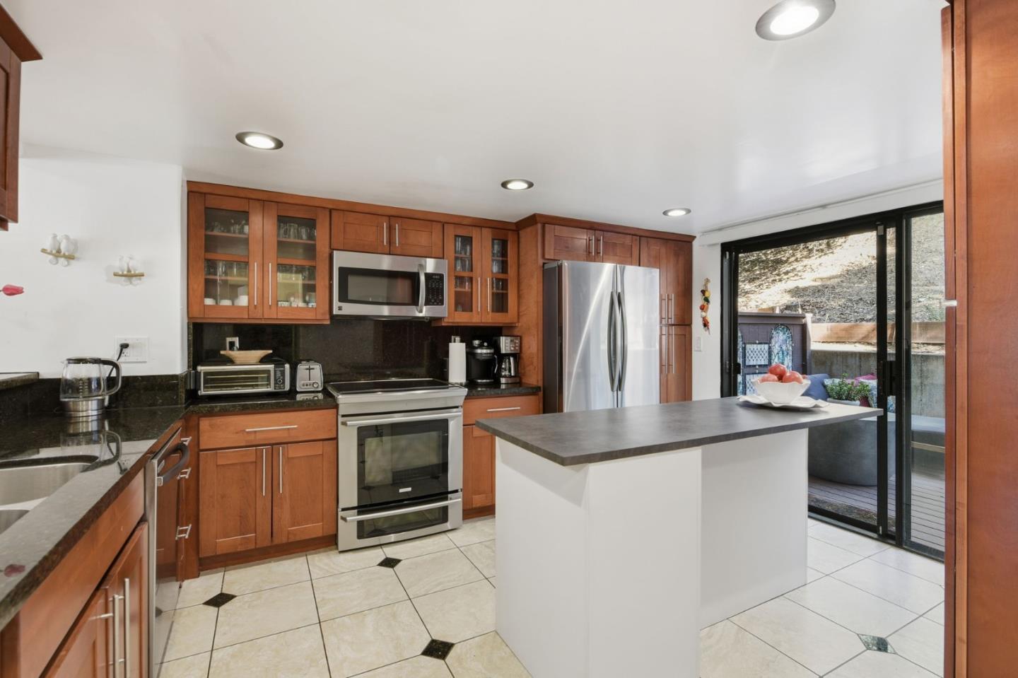 Detail Gallery Image 7 of 30 For 22140 Castille Ln #75,  Hayward,  CA 94541 - 3 Beds | 2/1 Baths