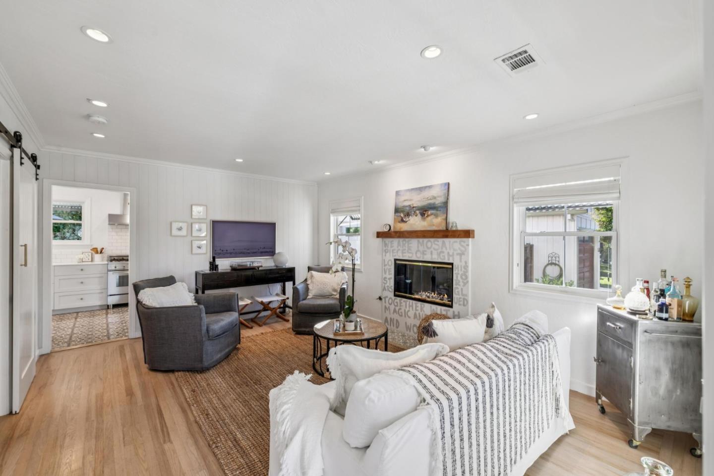 Detail Gallery Image 10 of 29 For 2611 Thornhill Dr, San Carlos,  CA 94070 - 2 Beds | 1 Baths