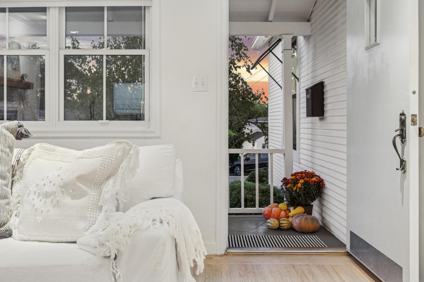 Detail Gallery Image 15 of 29 For 2611 Thornhill Dr, San Carlos,  CA 94070 - 2 Beds | 1 Baths